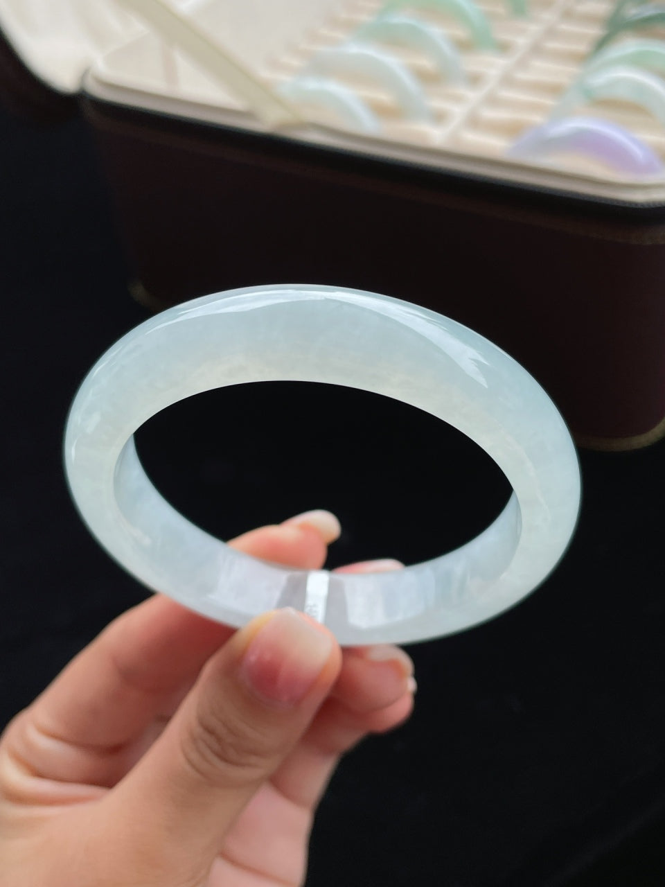 冰种带有淡淡的蓝味正圈翡翠手镯(57mm)