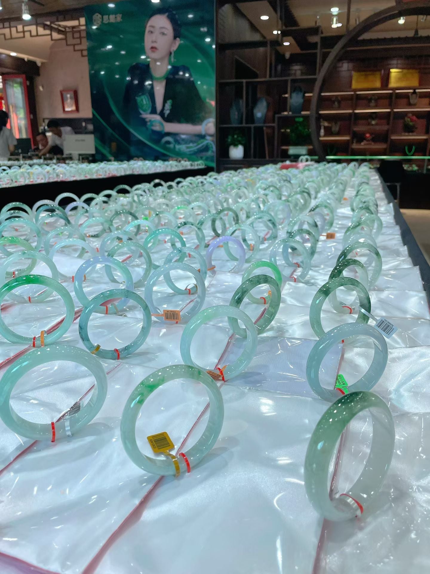 不同手型怎麼挑翡翠手鐲？Find the Best Jadeite Bangle for Your Hand Shape