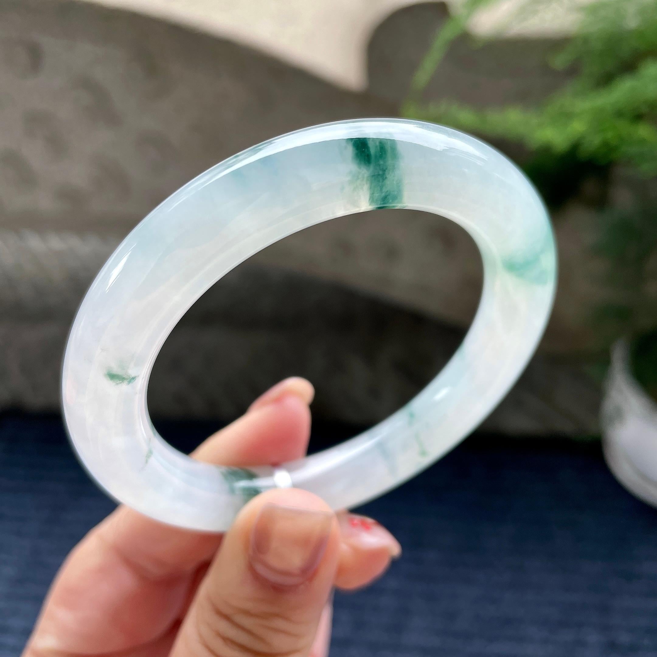 糯冰种飘蓝绿花圆条手镯55圈口   天然缅甸A货翡翠（yc350665）