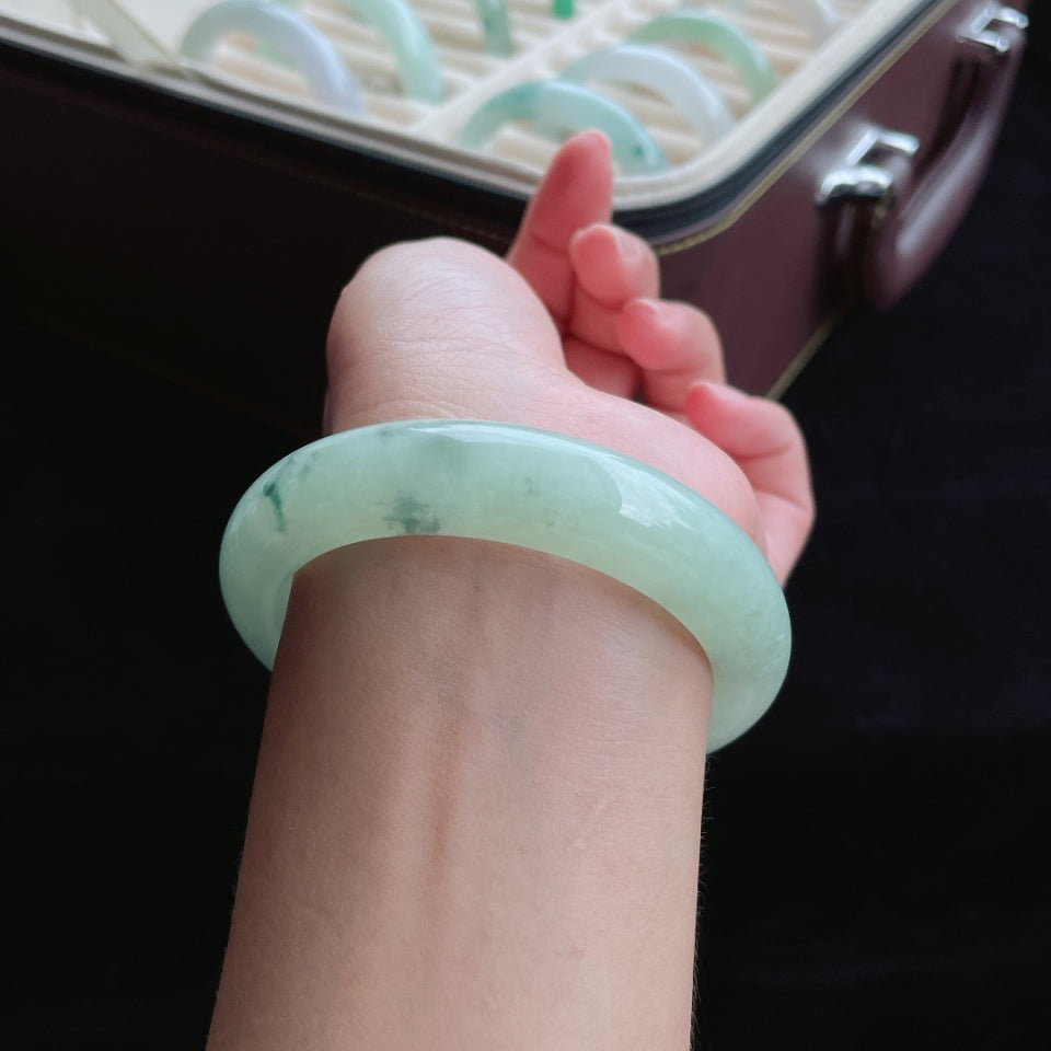 糯冰晴底飘花翡翠手镯（55.8mm）（yc016179）