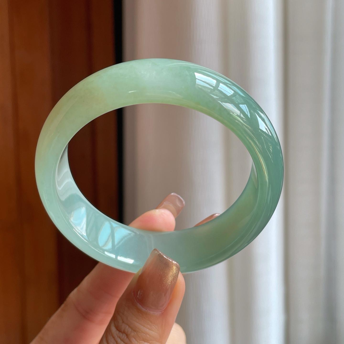 糯冰晴底宽版翡翠平安镯（58mm）（yc373872）