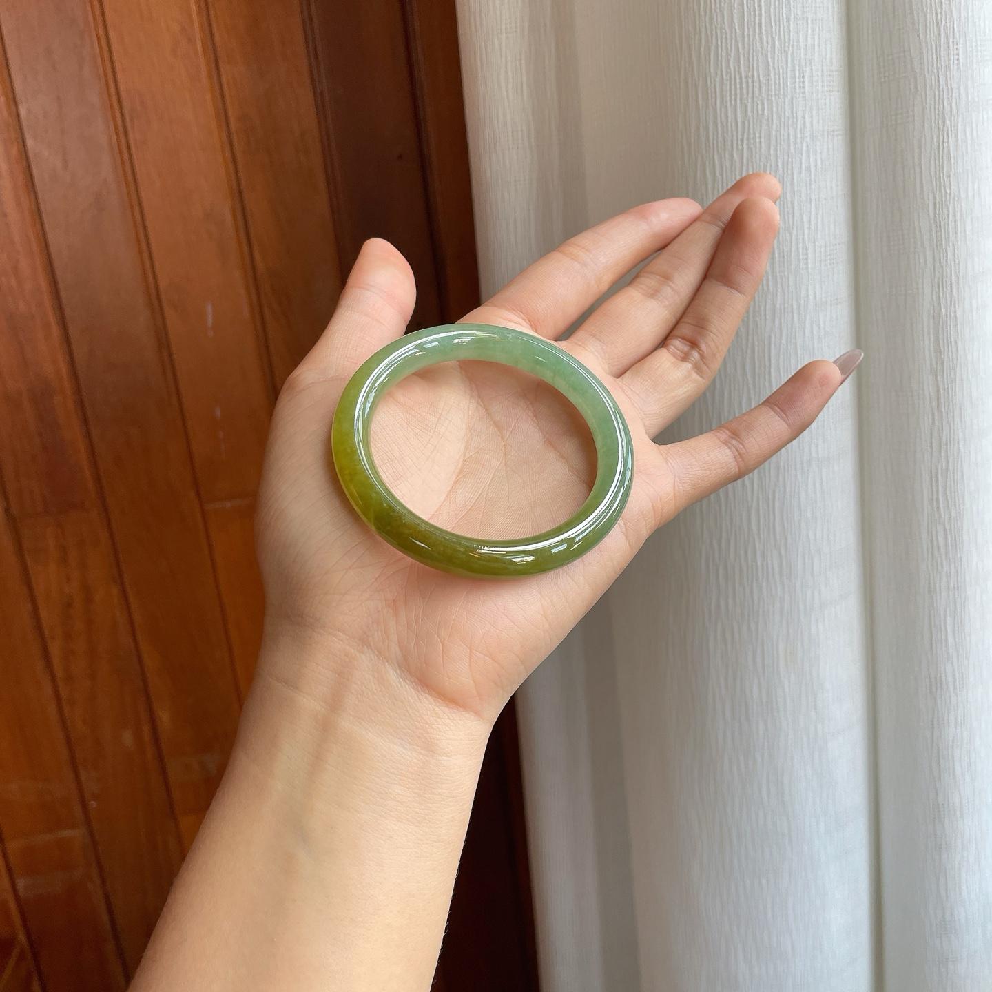 糯冰湖水绿带黄翡翠圆条手镯（52mm）（yc312924）