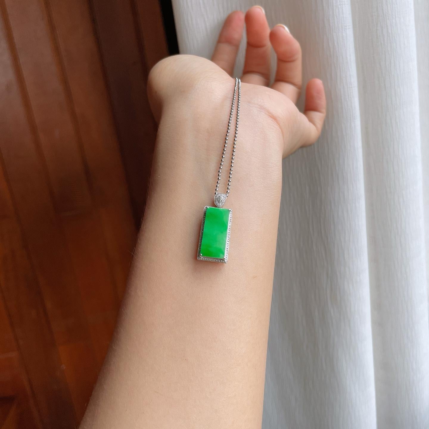 18k金镶糯冰满绿翡翠无事牌（yc253122）