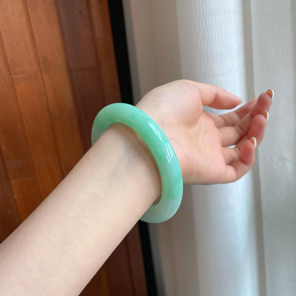 糯冰果绿翡翠圆条手镯（57mm)（yc373953）