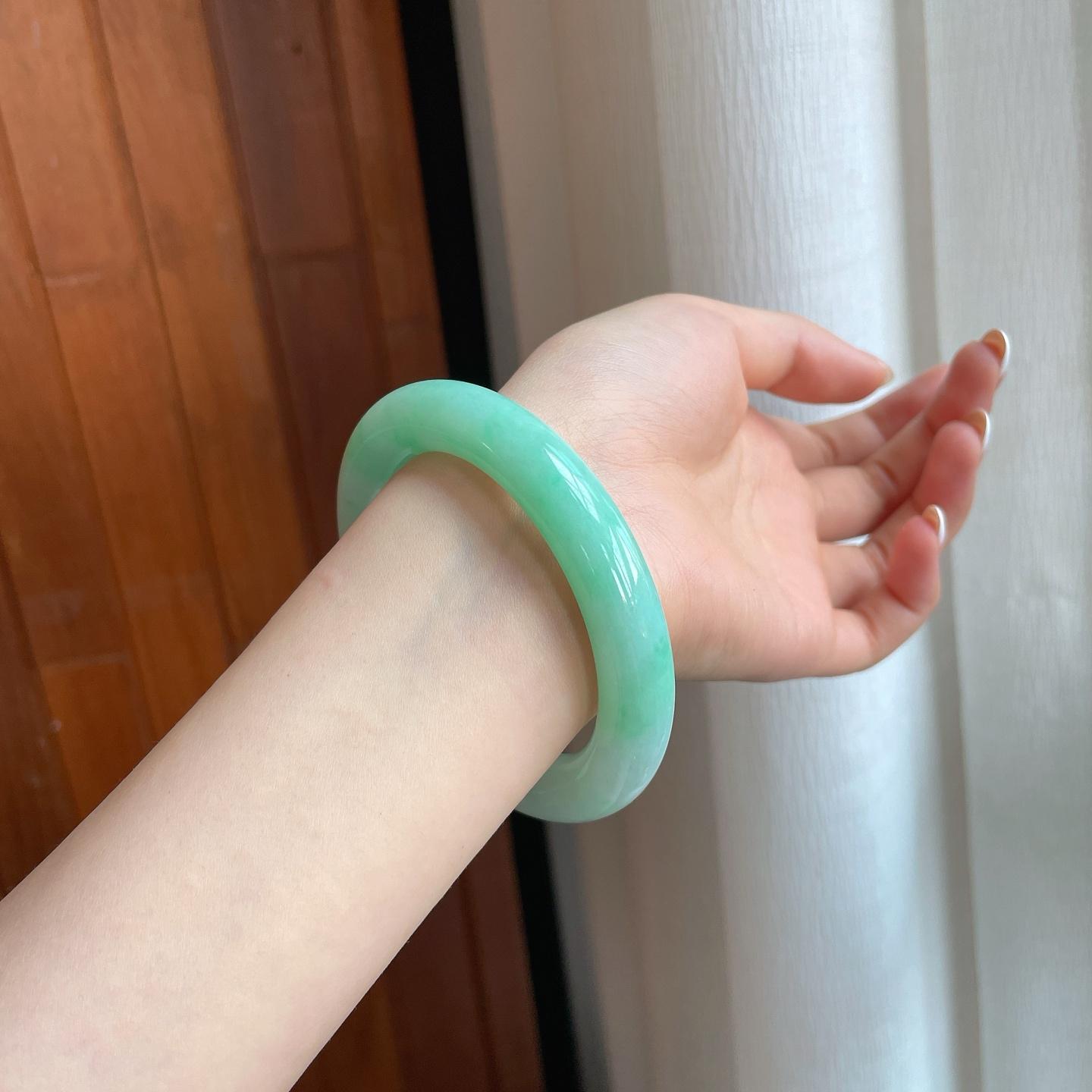 糯冰果绿翡翠圆条手镯（57mm)（yc373953）
