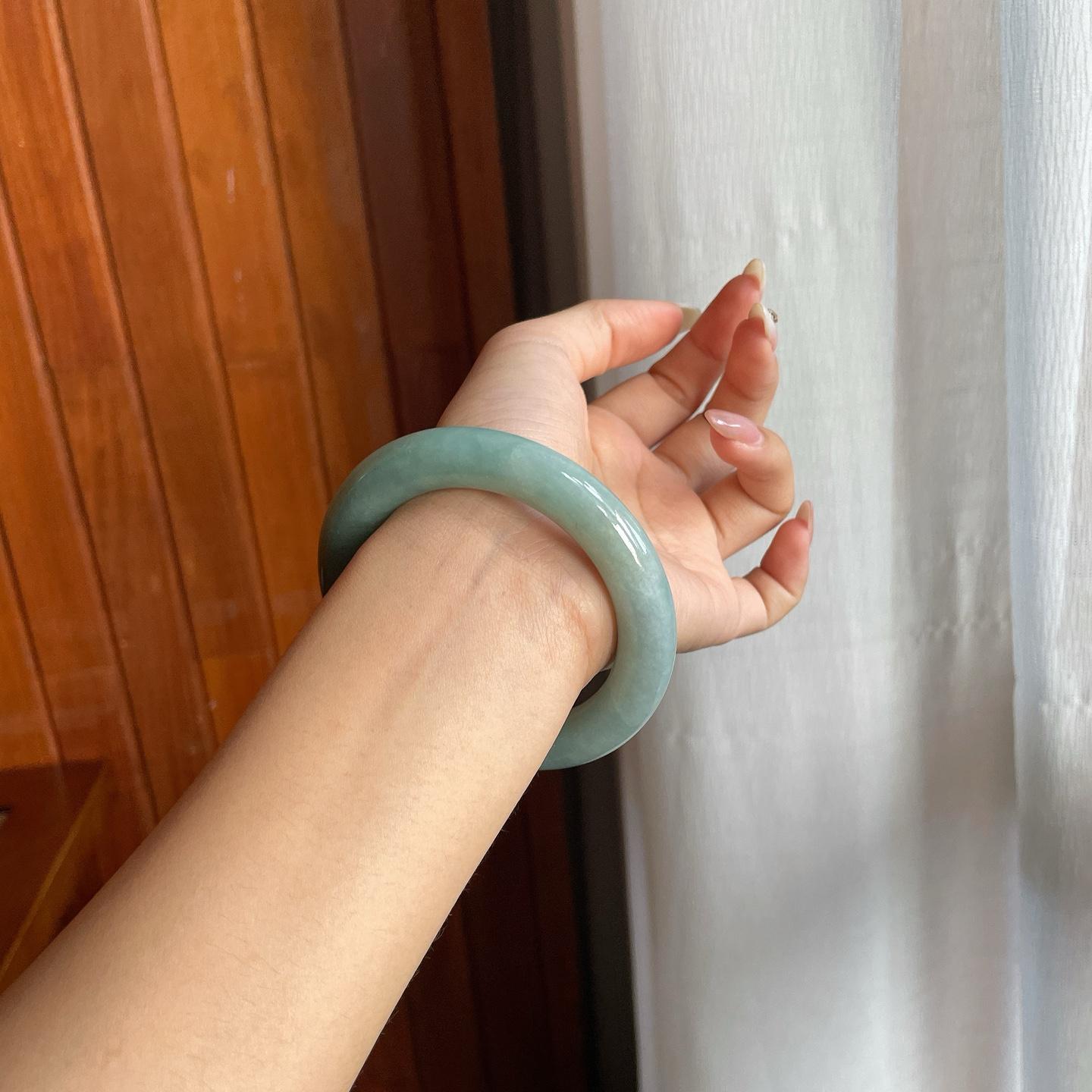细糯种湖水绿带黄翡翡翠圆条手镯（56.7mm）（yc220245）