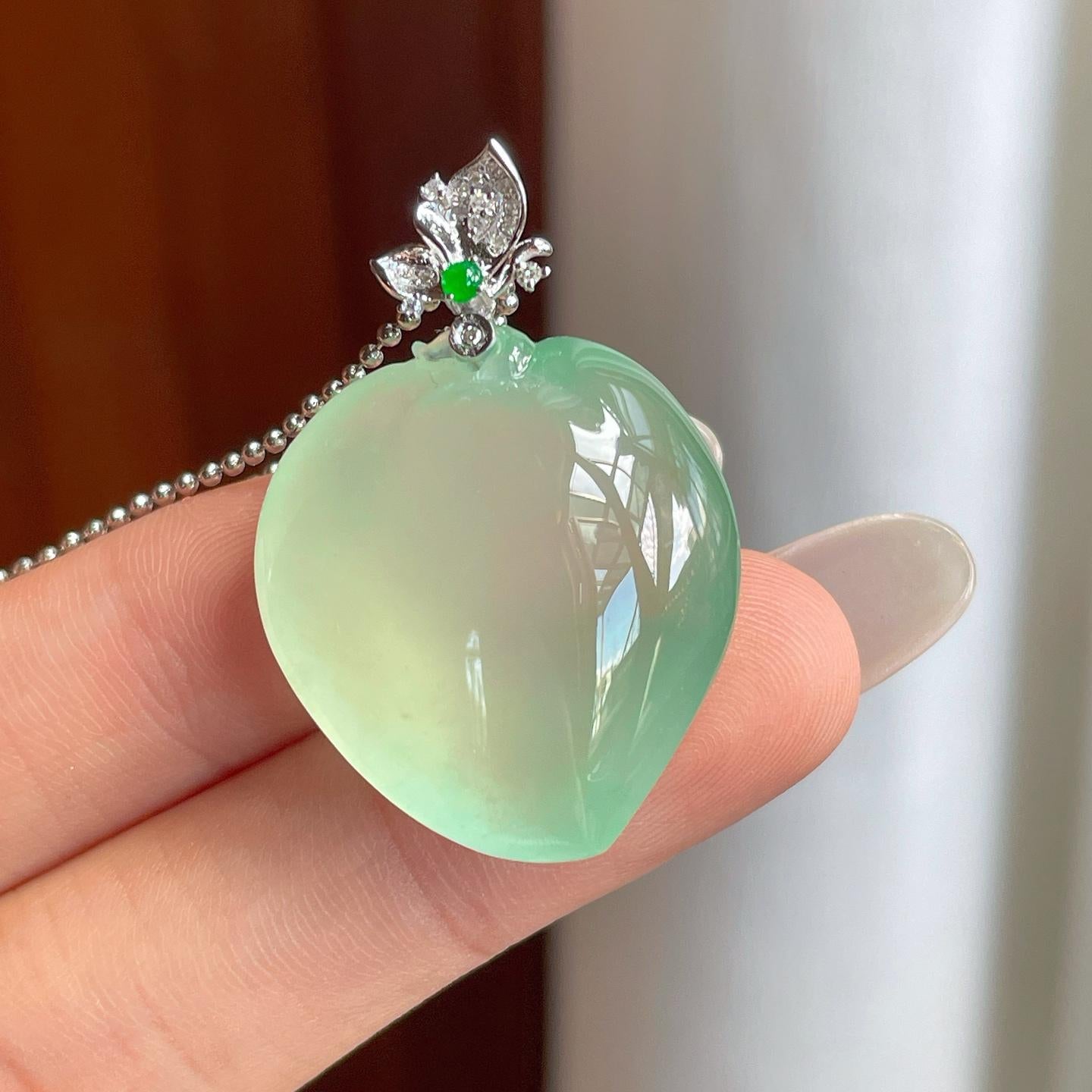 18k金扣冰种晴绿底翡翠桃子（yc261409）