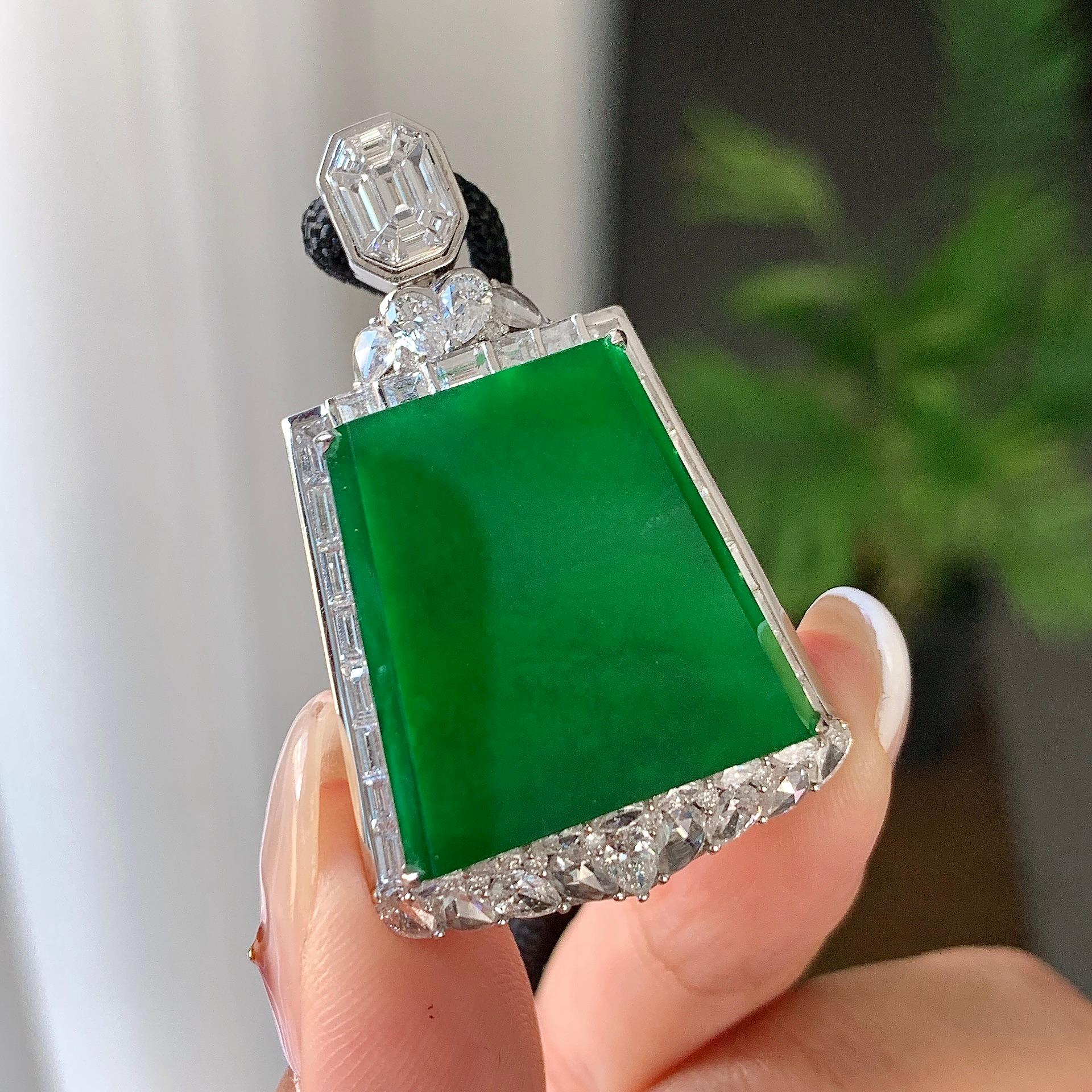 18k金钻镶糯冰种满绿无事牌吊坠（yc242678）