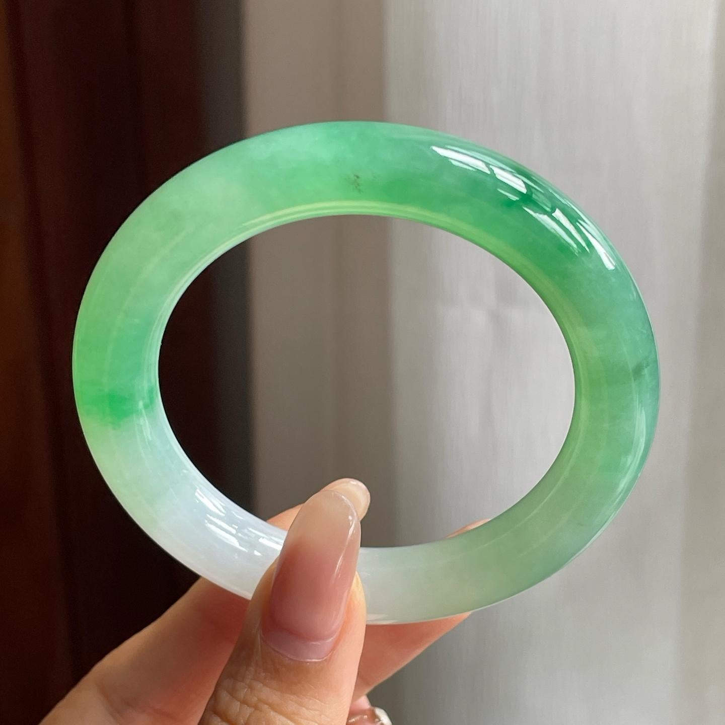 糯冰种飘绿花半山半水翡翠圆条手镯（52mm）（yc196581）