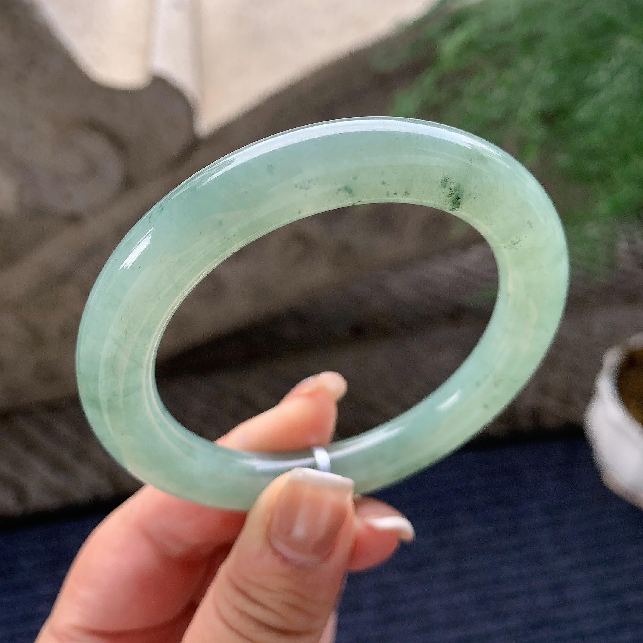 细糯种晴底飘蓝花圆条手镯 56.6圈口 天然缅甸A货翡翠（yc381956）