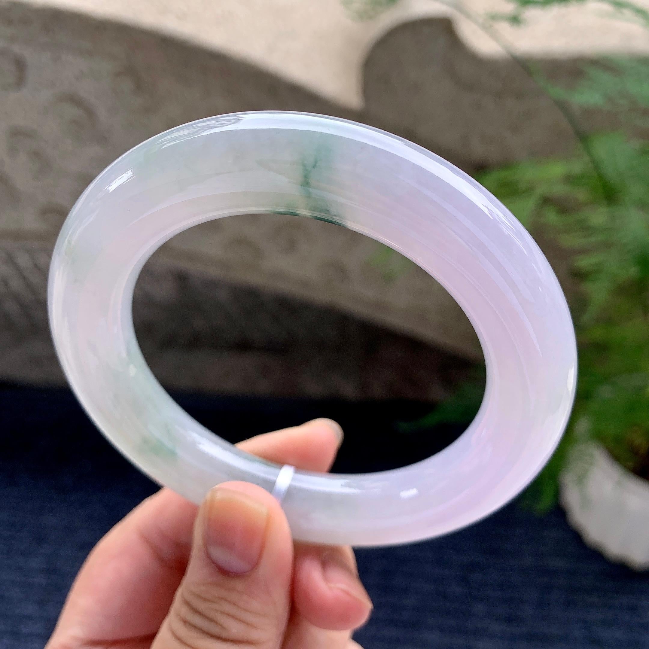 细糯种淡粉底飘花圆条手镯（59mm）