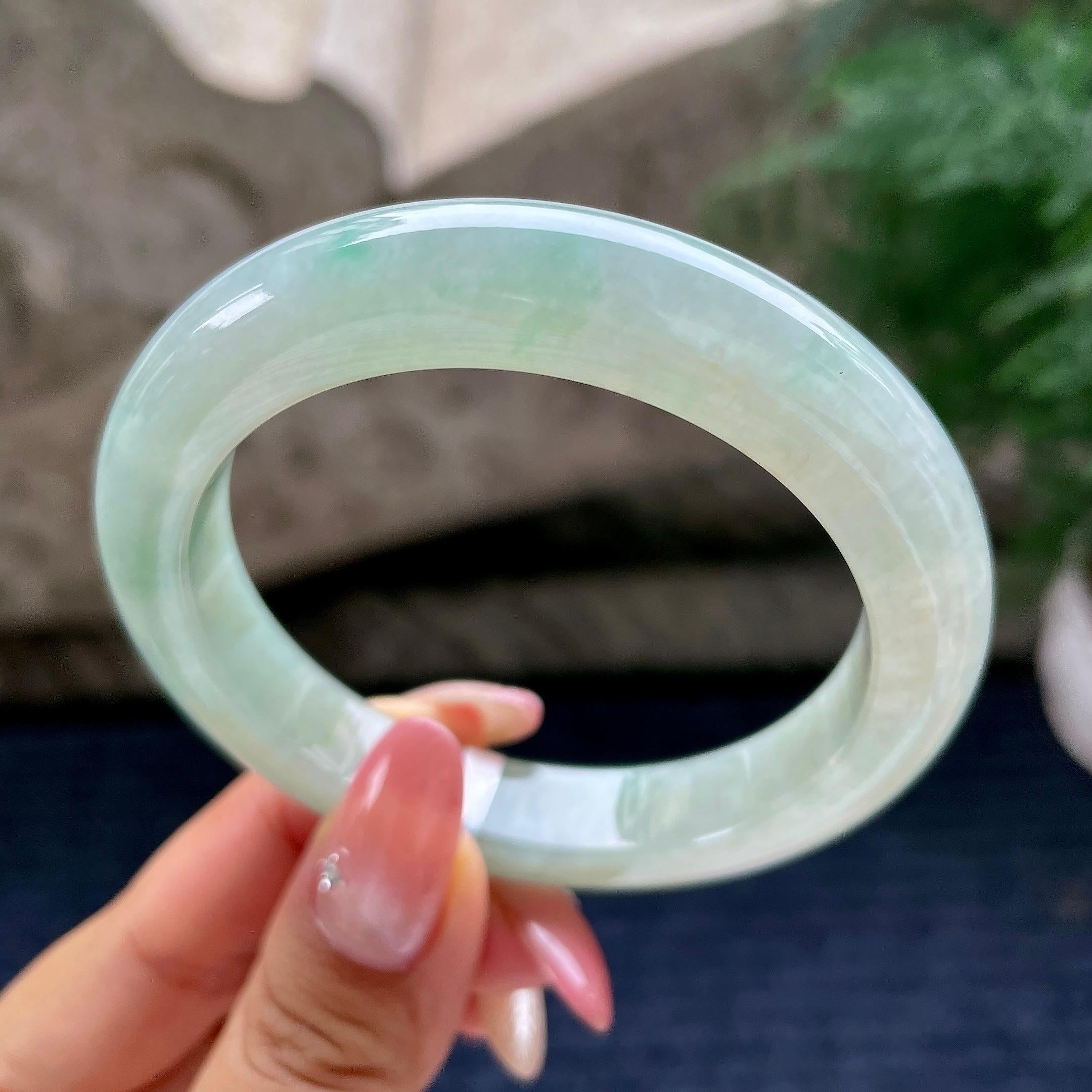 细糯种带底色飘花正圈平安镯55.7圈   天 然缅甸A货翡翠（yc441166）