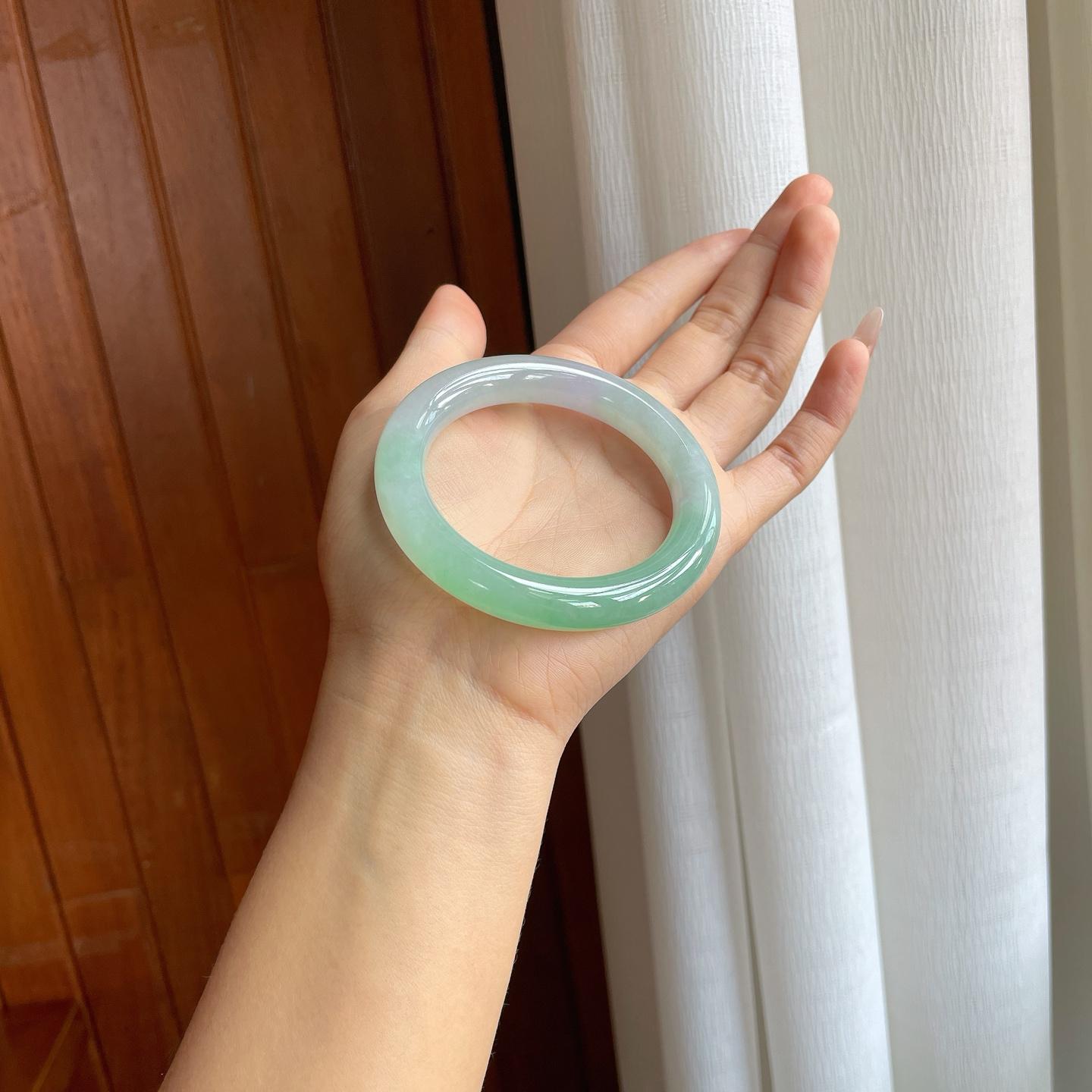 冰种晴绿底翡翠圆条手镯（55mm）（yc314117）
