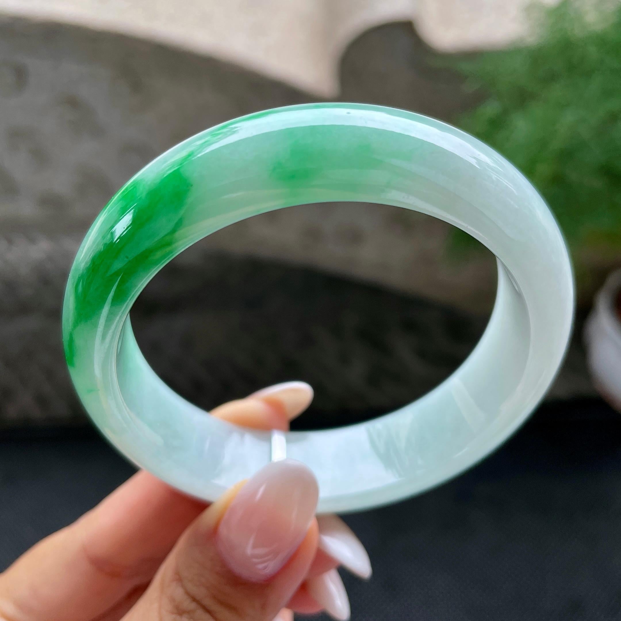 大圈口    细糯种飘绿正圈宽版轮胎手镯    58.2圈     天然缅甸A货翡翠（yc413293）