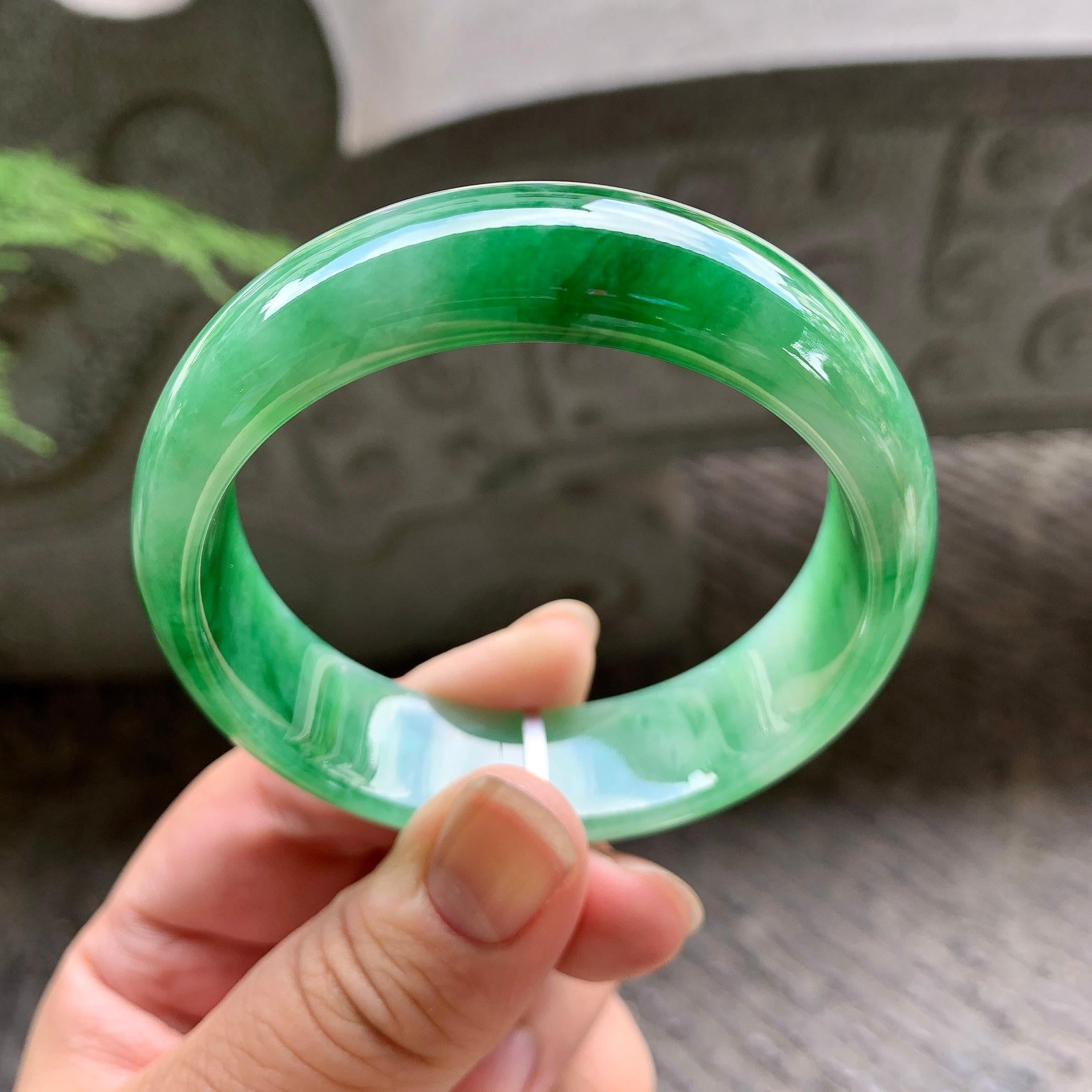 细糯种飘绿宽版轮胎手镯（55.3mm）（yc195347）