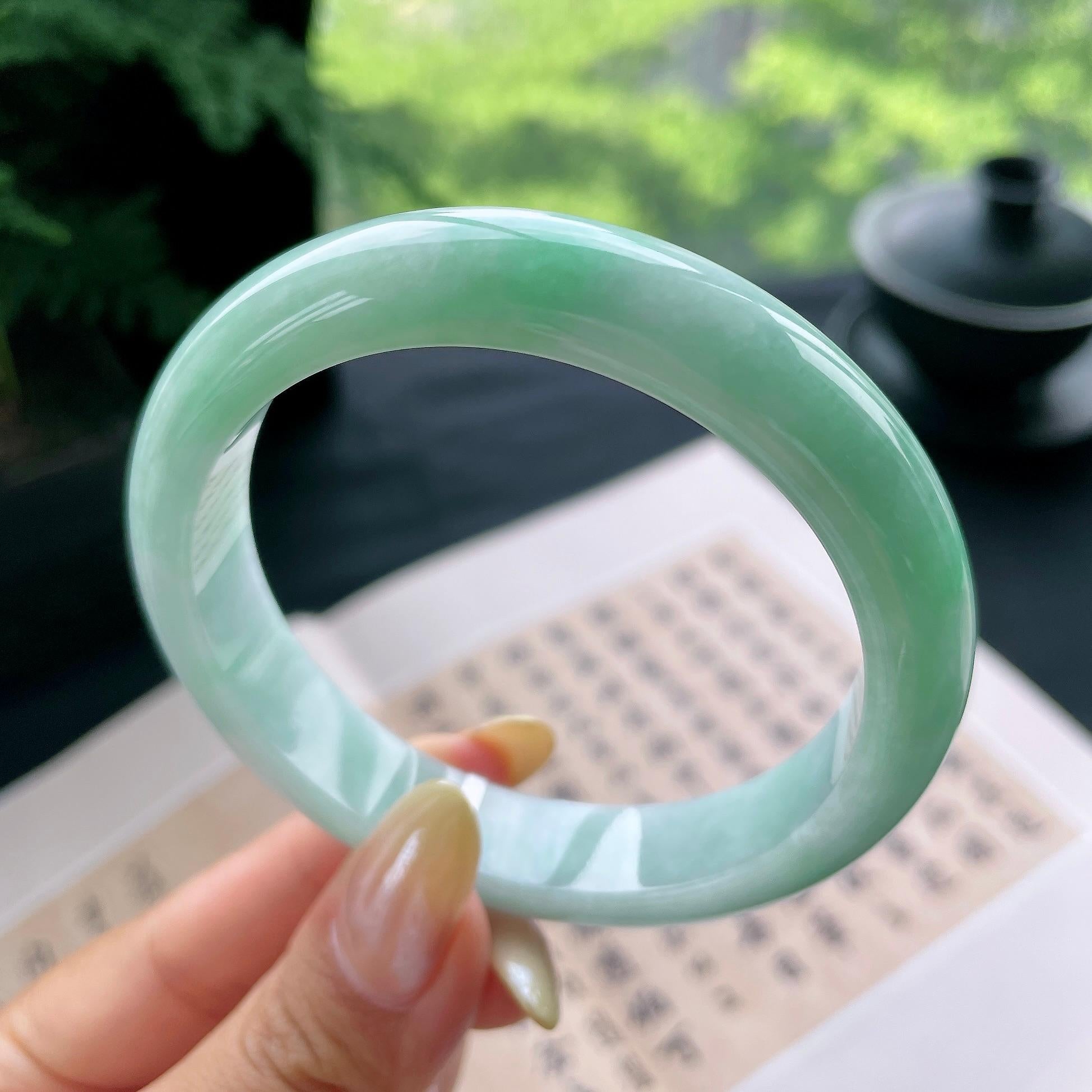 大圈口 细糯种飘绿正圈平安镯60.1圈 天然缅甸A货翡翠（yc473053）