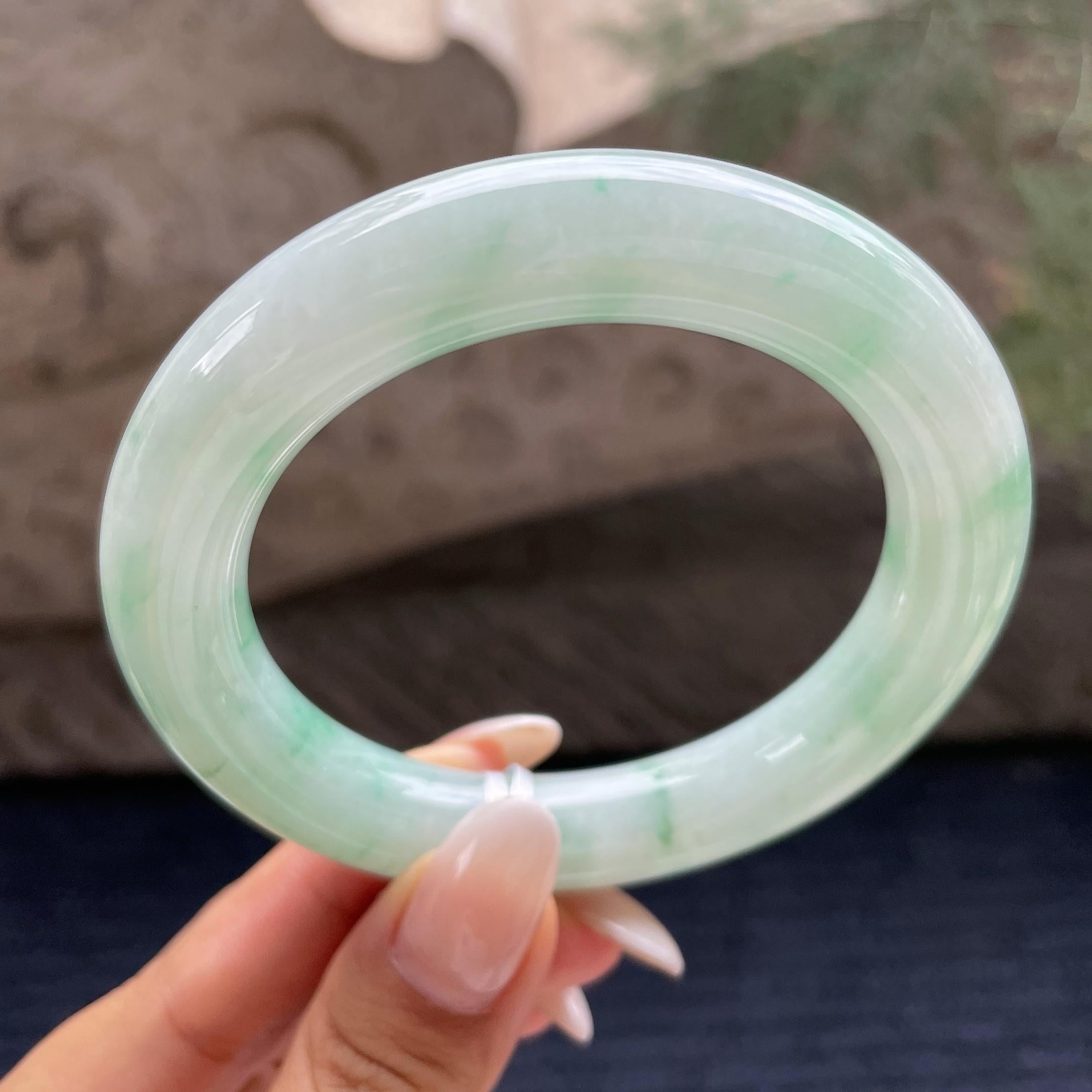 大圈口   细糯种飘绿花圆条手镯58.3圈      天然缅甸A货翡翠（yc421274）