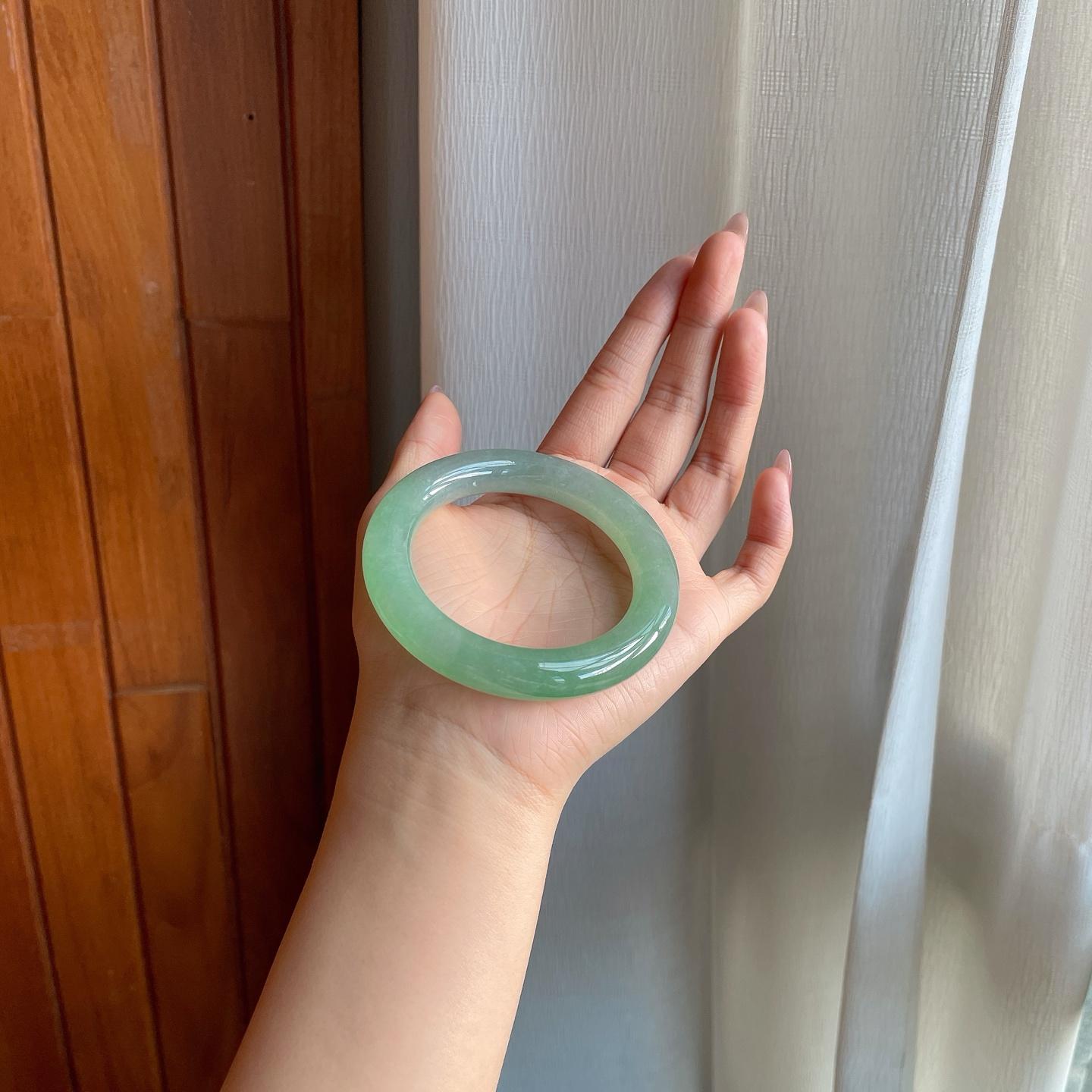 糯冰湖水绿翡翠圆条手镯（55.8mm）（yc284557）