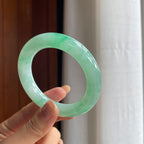 糯冰飘翠色翡翠圆条手镯(53mm)（yc423152）
