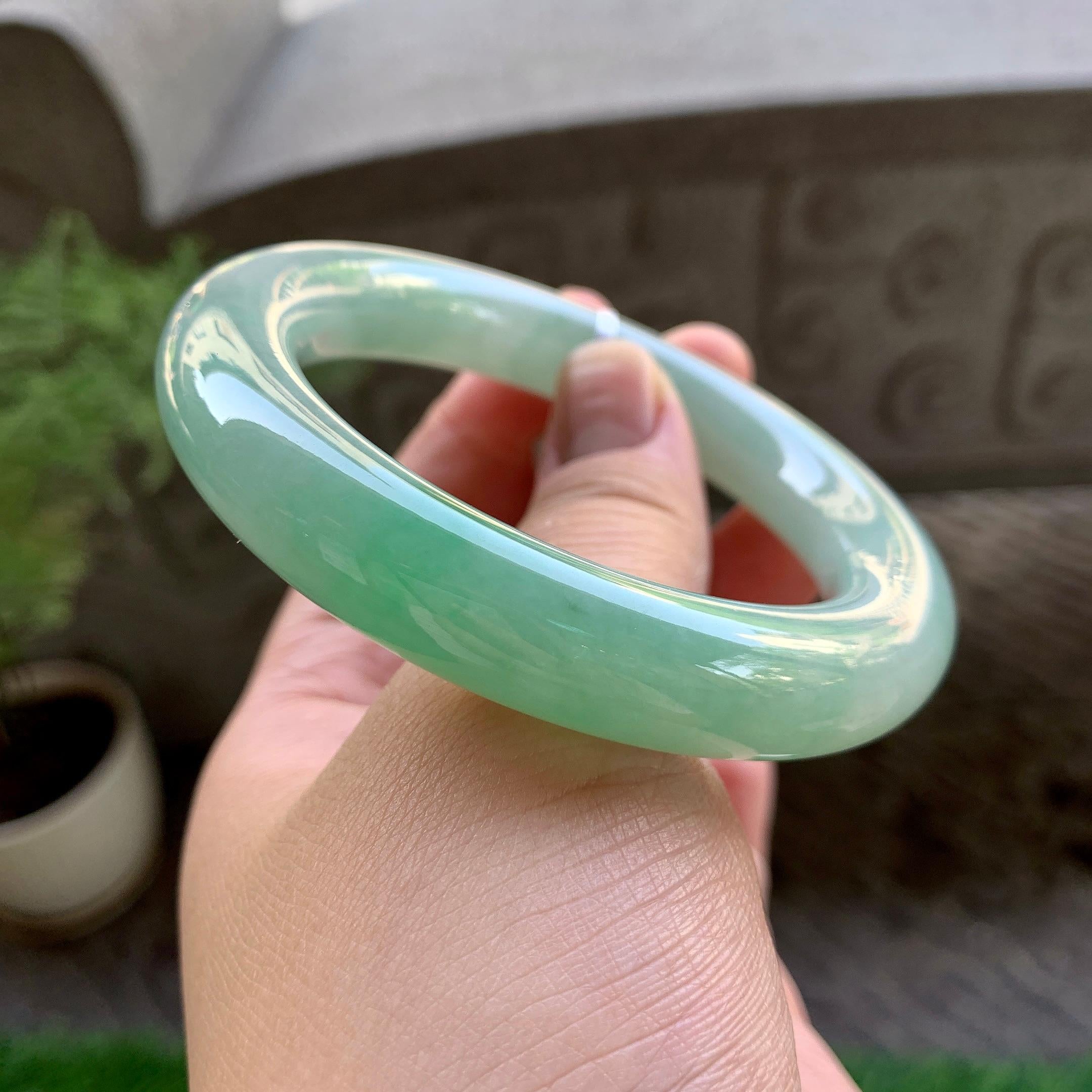 细糯种飘绿圆条手镯（55.7mm）（yc240755）