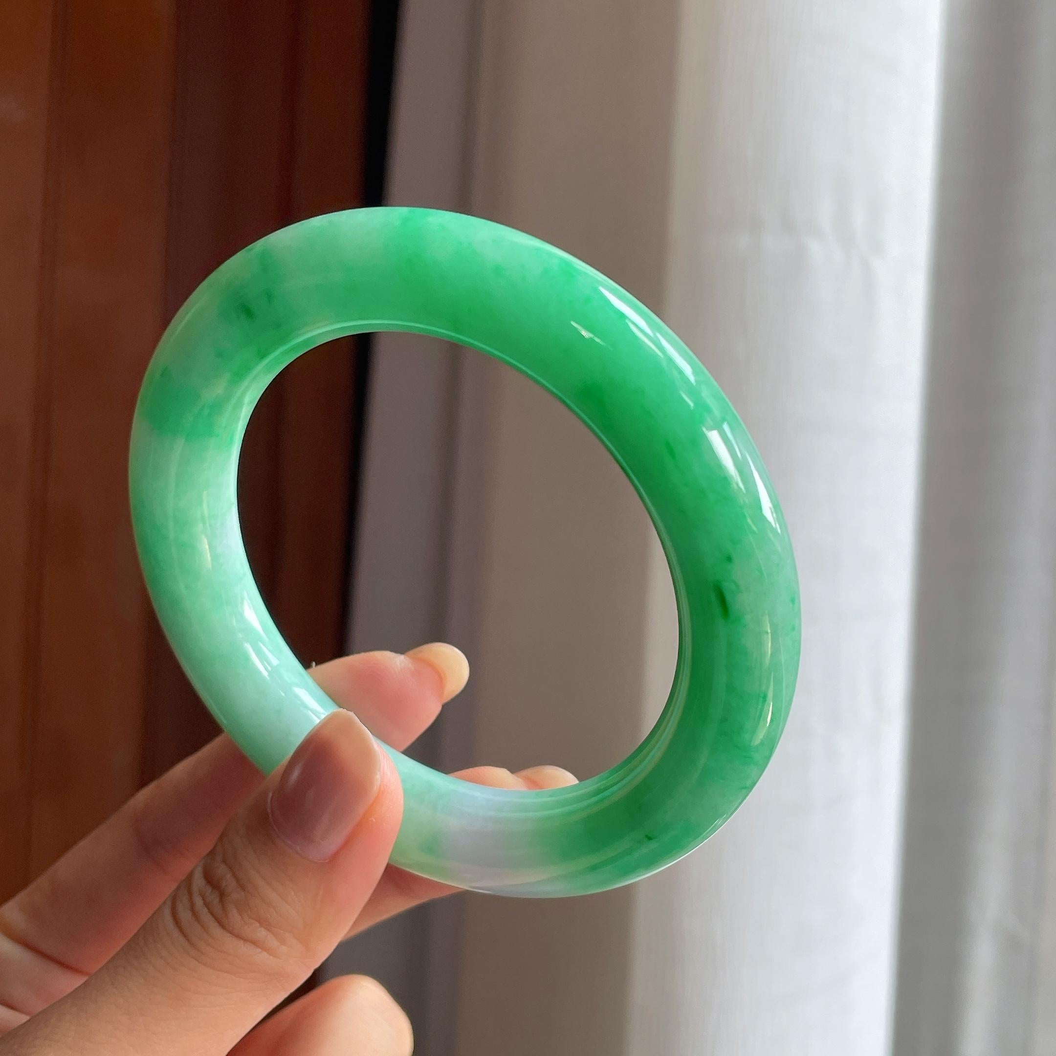 糯冰飘绿花翡翠圆条手镯(59.5mm)（yc423954）
