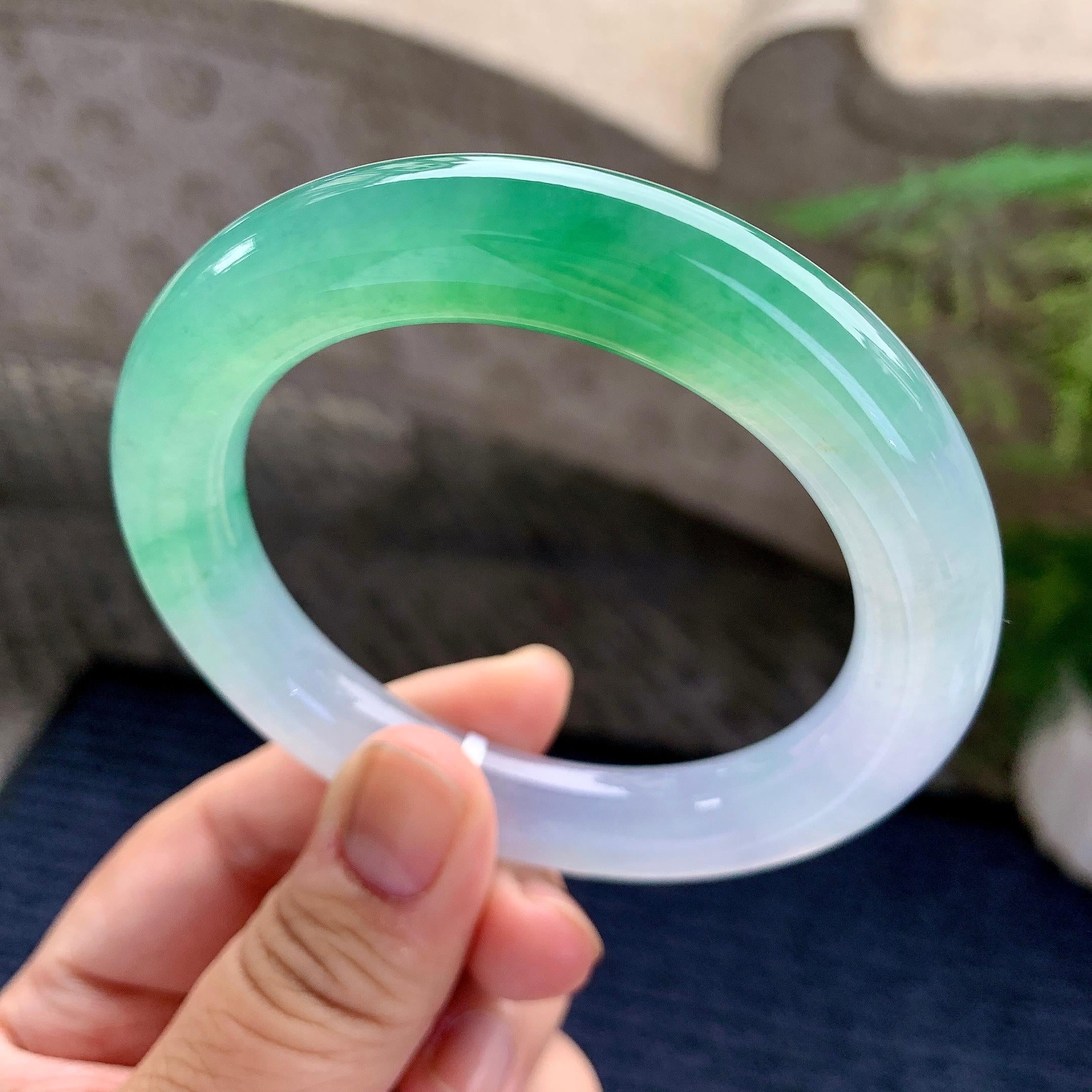 糯冰种翠绿圆条手镯（55.8mm）（yc228500）
