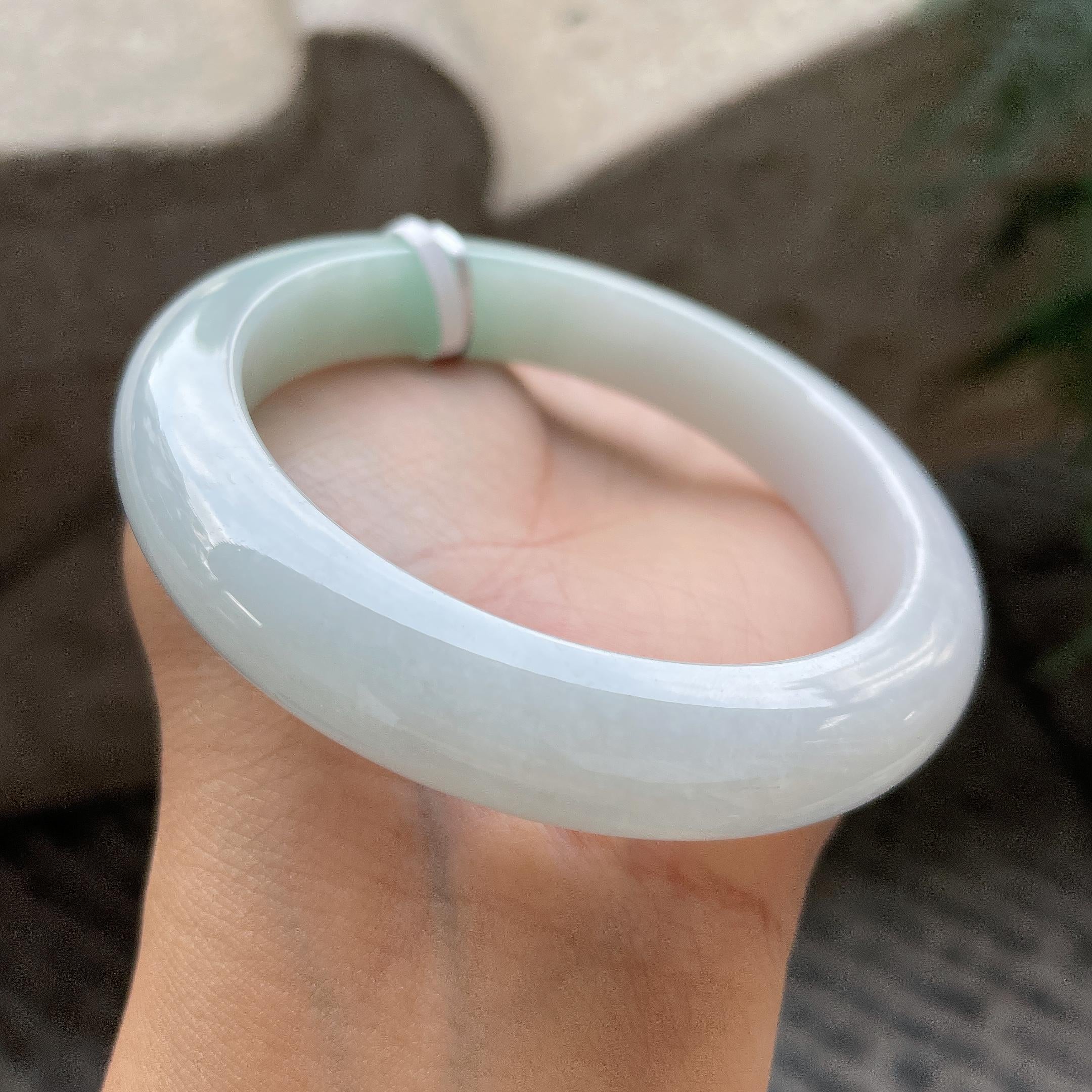 大圈口   细糯种淡晴底正圈平阿那种60.5圈    天然缅甸A货翡翠（yc366499）