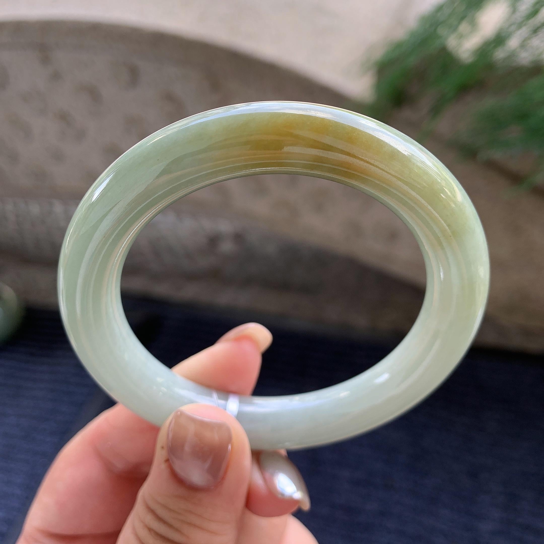 糯种黄翡圆条手镯  55.5圈口  天然缅甸A货翡翠（yc424751）