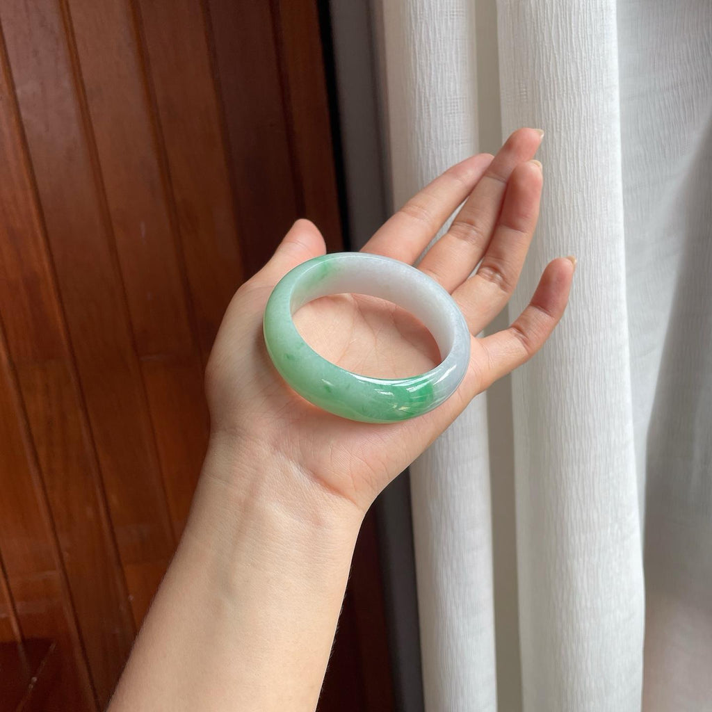 糯冰淡春底带色翡翠宽版镯（52.5mm）（yc400211）