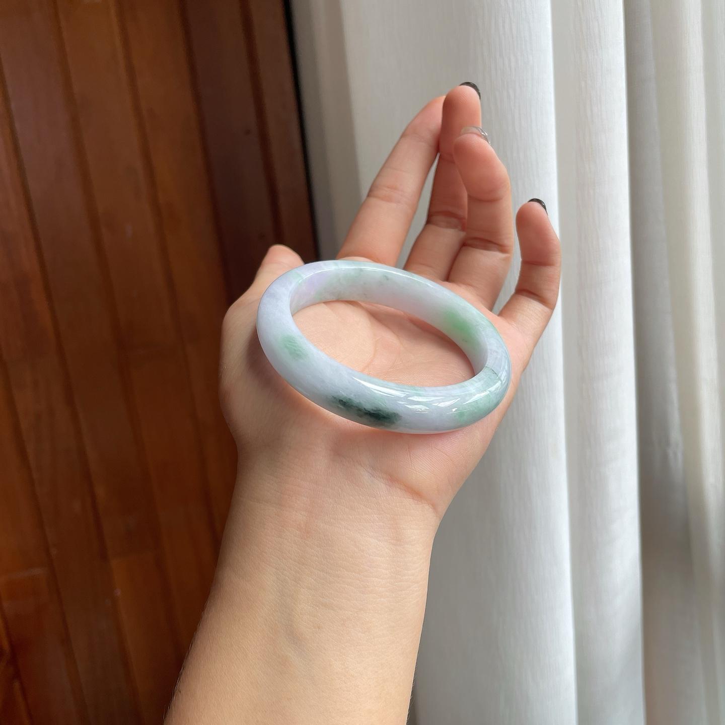 糯种飘花带色翡翠平安镯（56mm）（yc277397）
