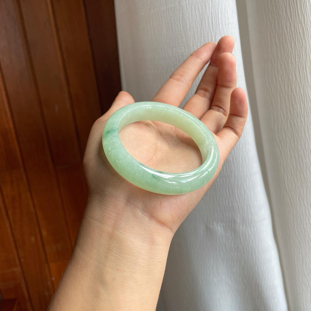 糯冰晴绿底飘花翡翠平安镯（56mm）（yc216040）