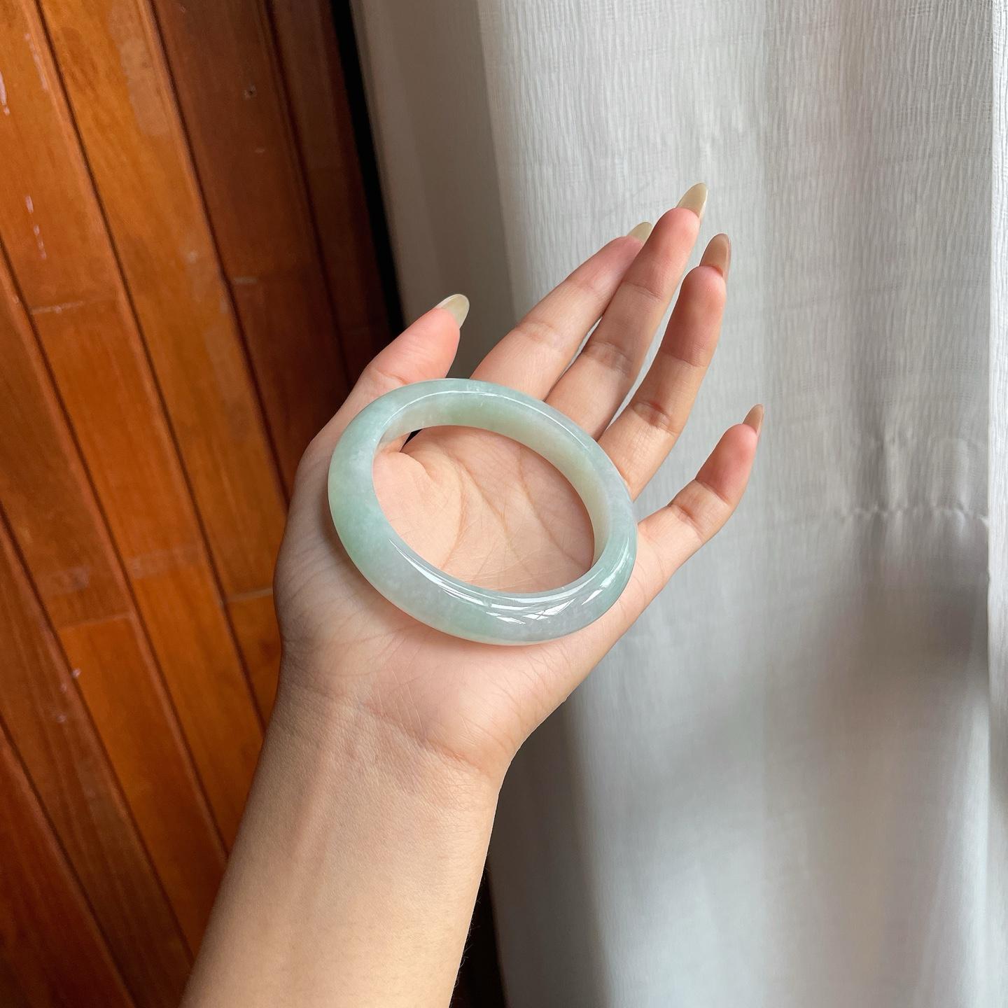 糯冰种晴底飘绿花翡翠平安镯（55.3mm）（yc216829）