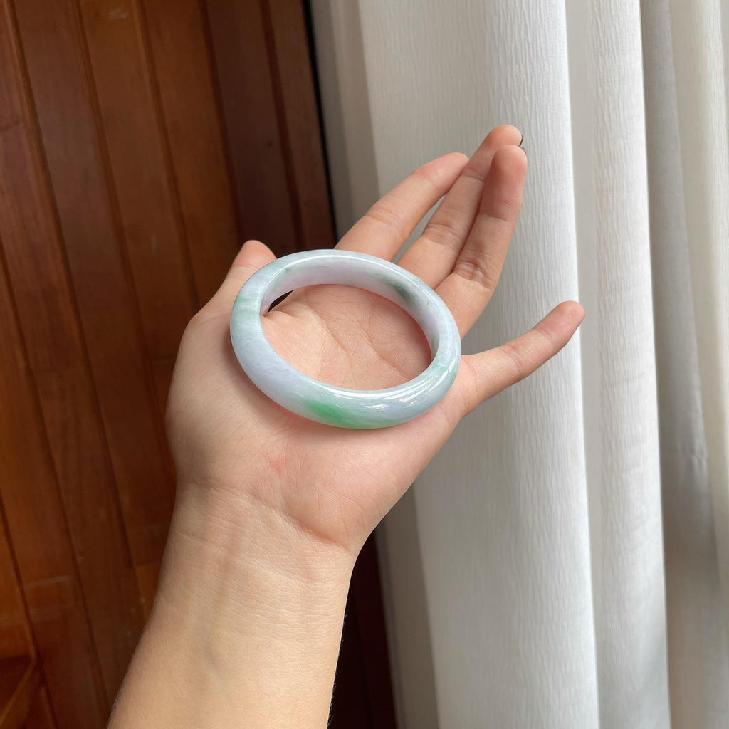 糯种飘花带色翡翠平安镯（56mm）（yc277397）