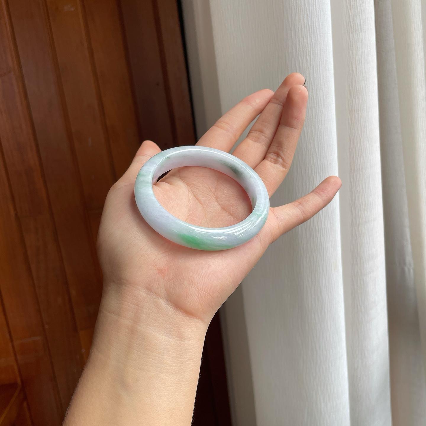 糯种飘花带色翡翠平安镯（56mm）（yc277397）