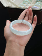 冰种带有淡淡的蓝味正圈翡翠手镯（57mm）