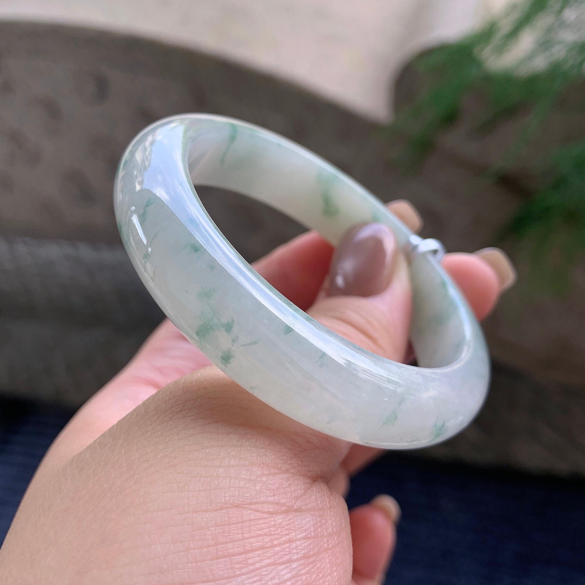 细糯种淡黄翡飘蓝花正圈平安镯  52.4圈口  天然缅甸A货翡翠（yc421226）