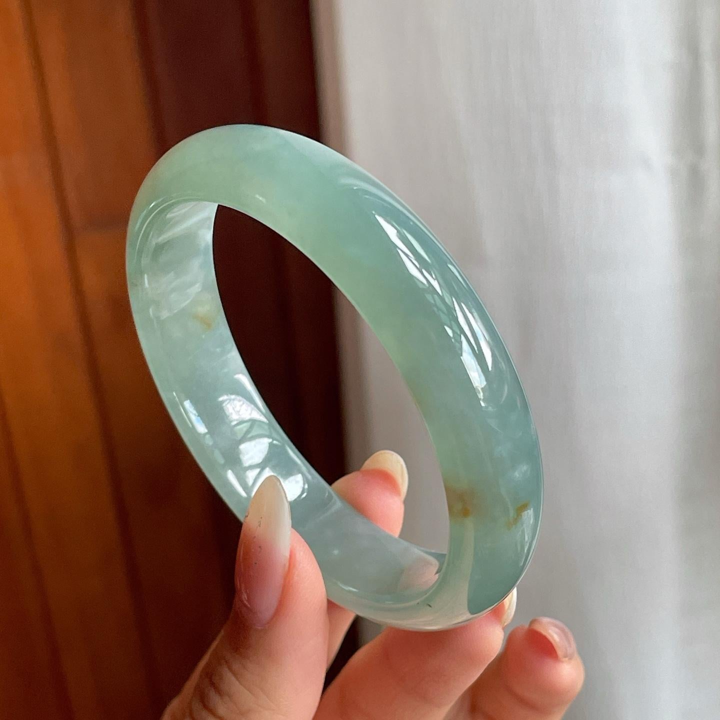 糯冰种湖水绿带黄翡翡翠平安镯（56.3mm）（yc220878）