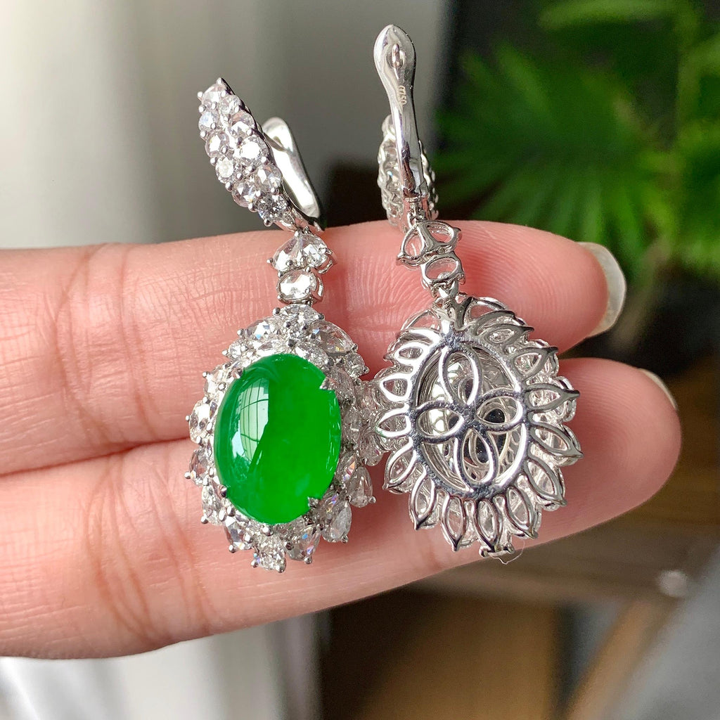 18K金钻镶糯冰种阳绿蛋面耳坠（yc254107）