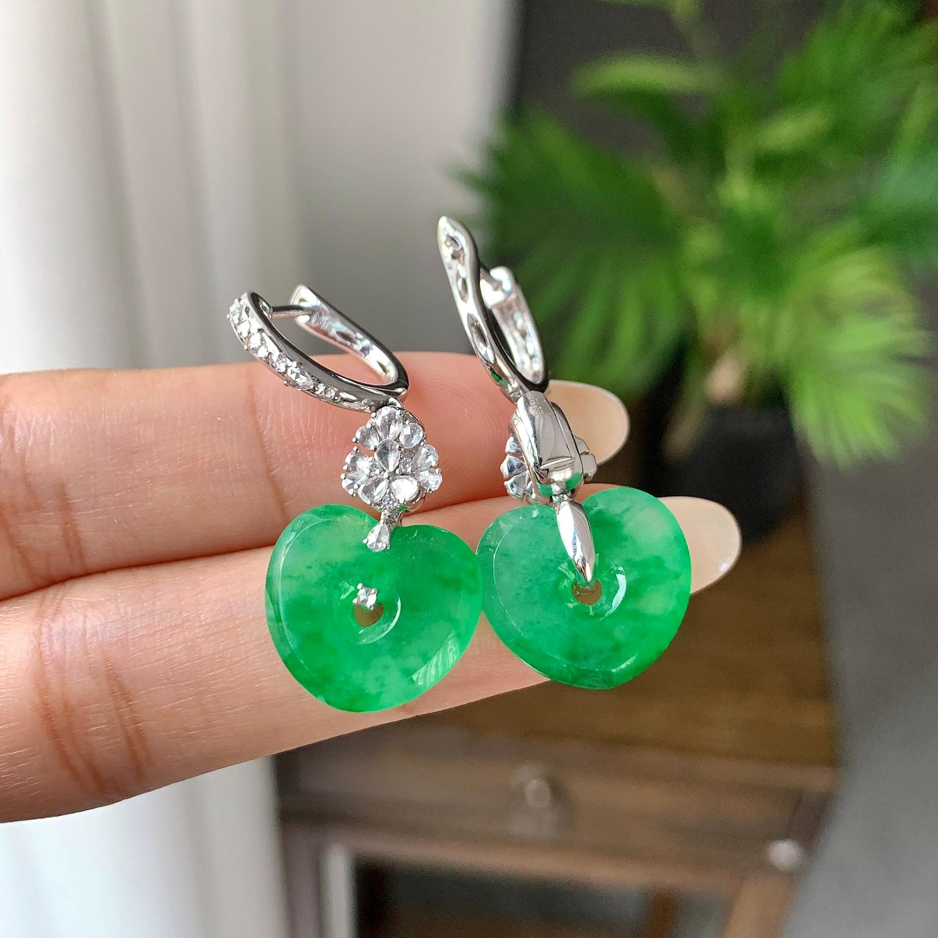 18K金钻镶糯冰种飘阳绿爱心耳坠（yc248200）