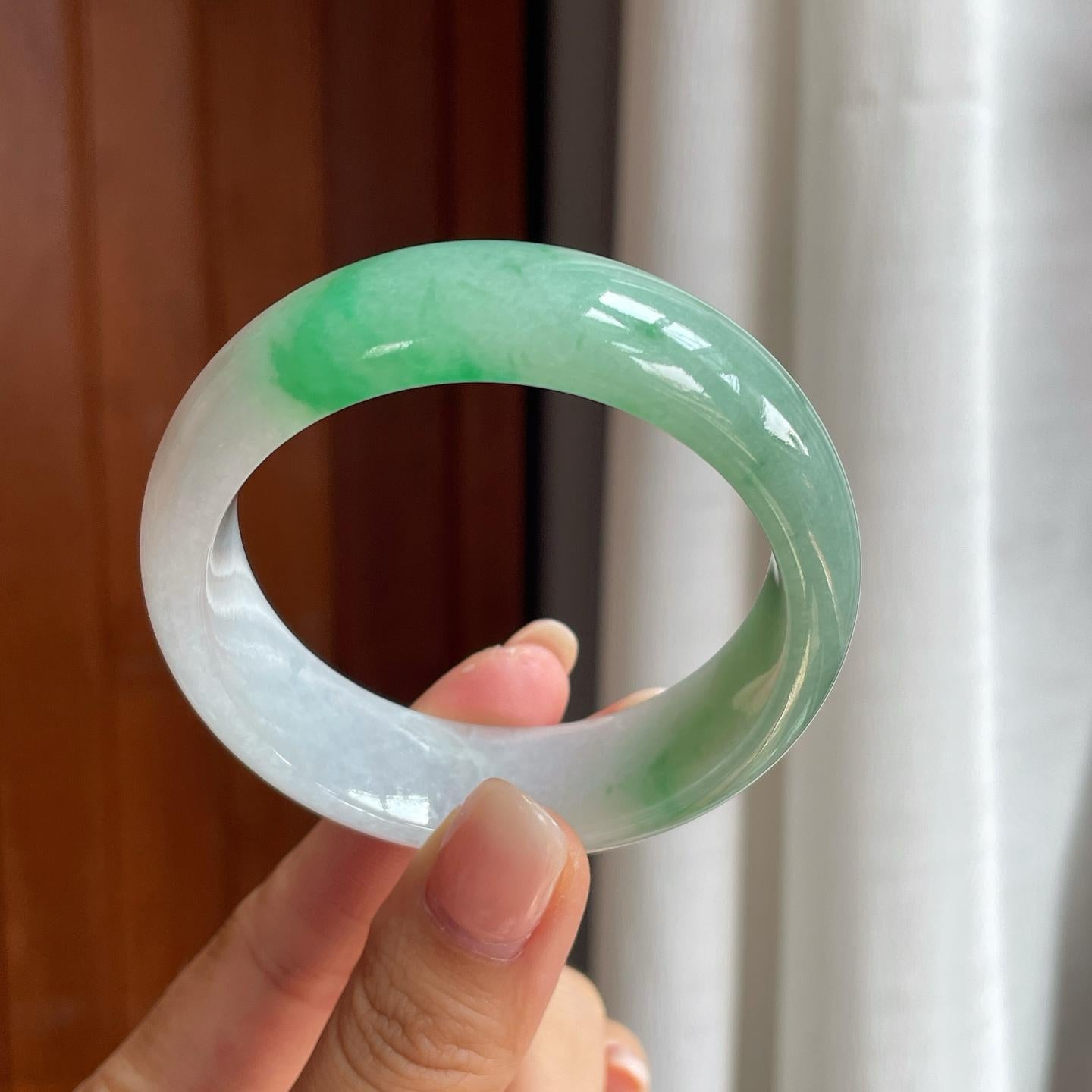 糯冰淡春底带色翡翠宽版镯（52.5mm）（yc400211）