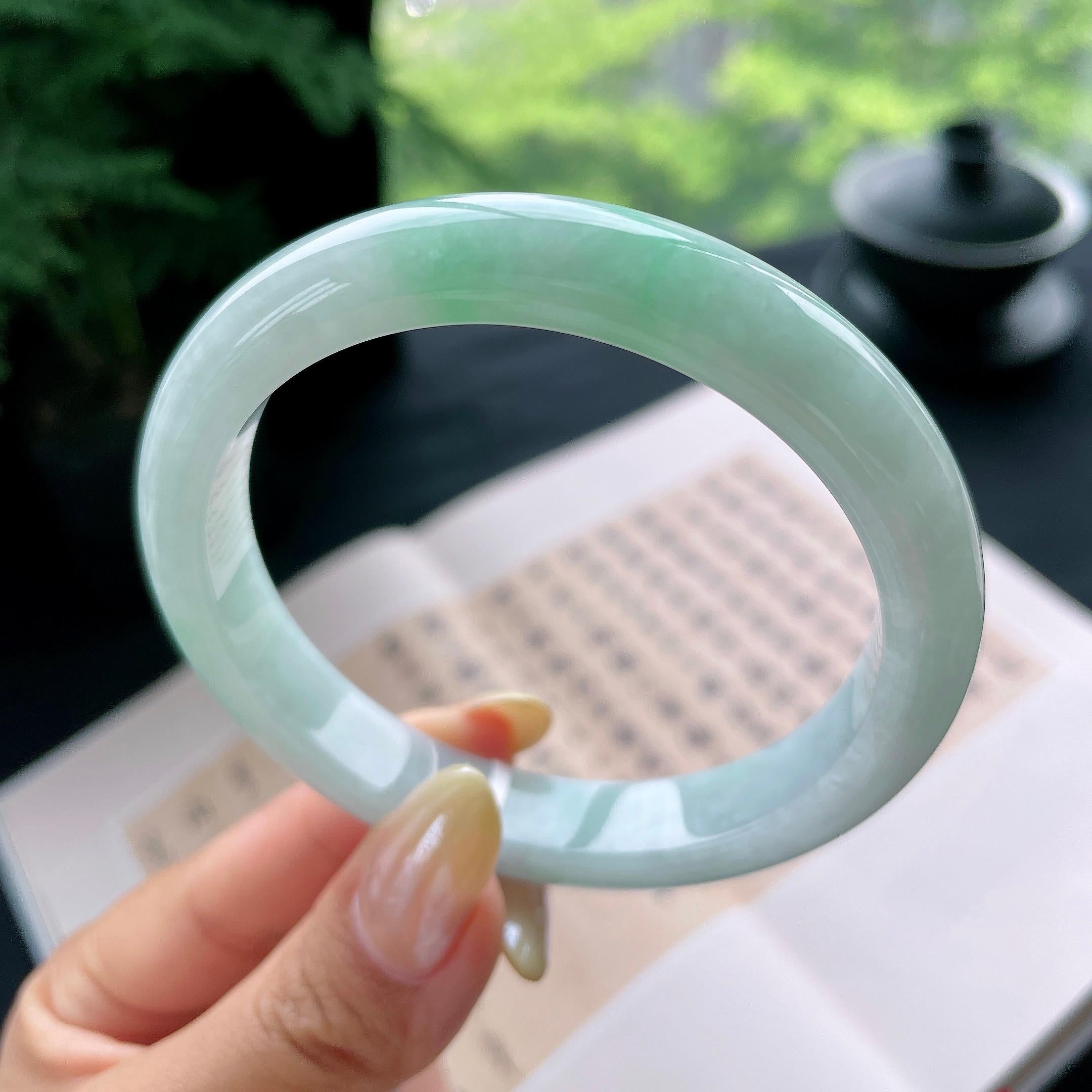 大圈口 细糯种飘绿正圈平安镯60.3圈 天然缅甸A货翡翠（yc473054）