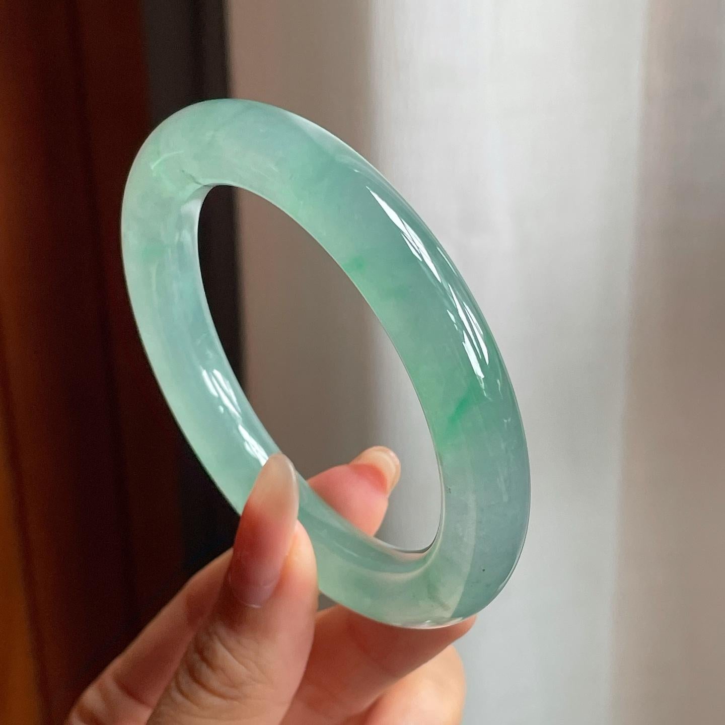 糯冰种晴底飘绿花翡翠圆条手镯（55mm）（yc200654）