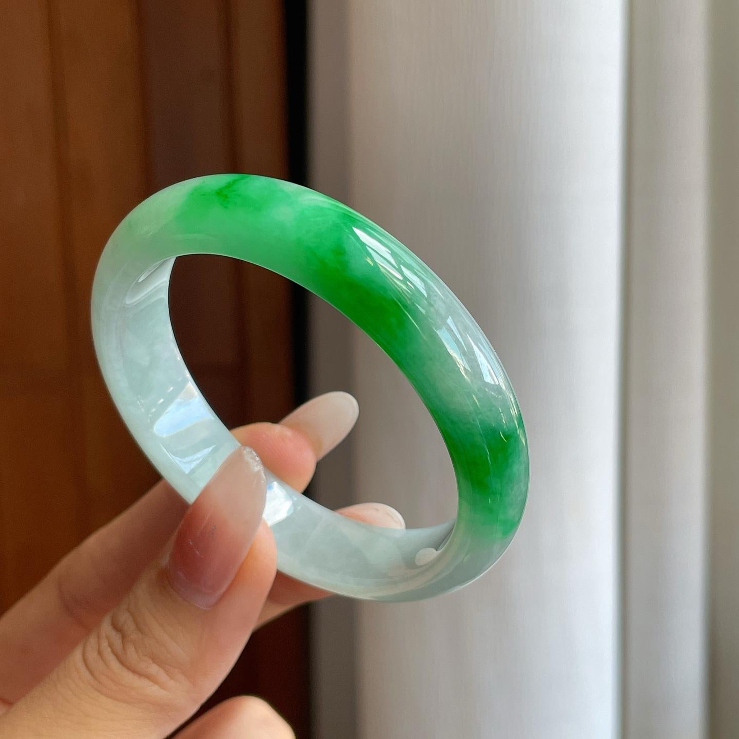 糯冰阳绿翡翠贵妃镯（53mm）（yc268231）