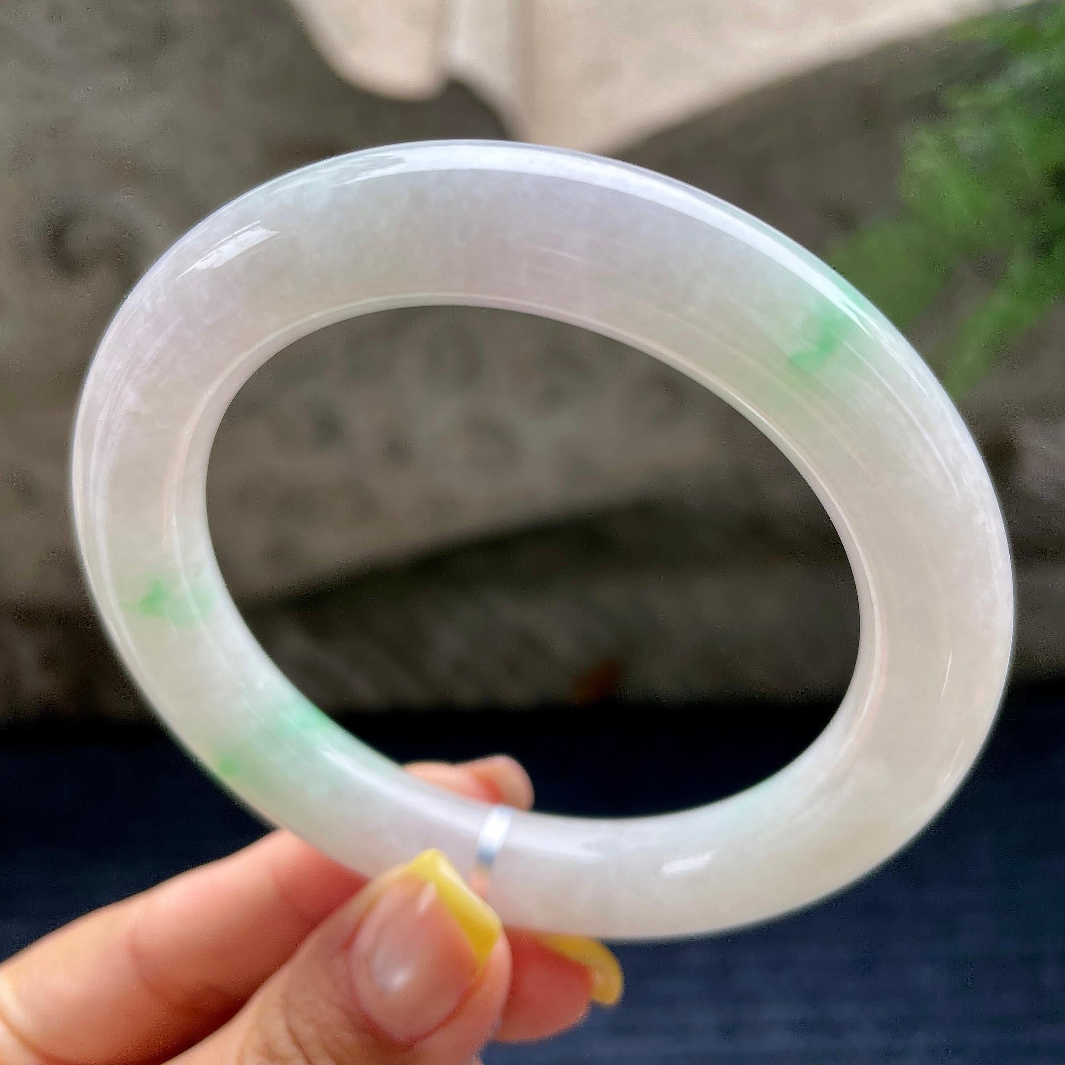 大圈口   细糯种飘绿花圆条手镯58.2圈   天然缅甸A货翡翠（yc358879）
