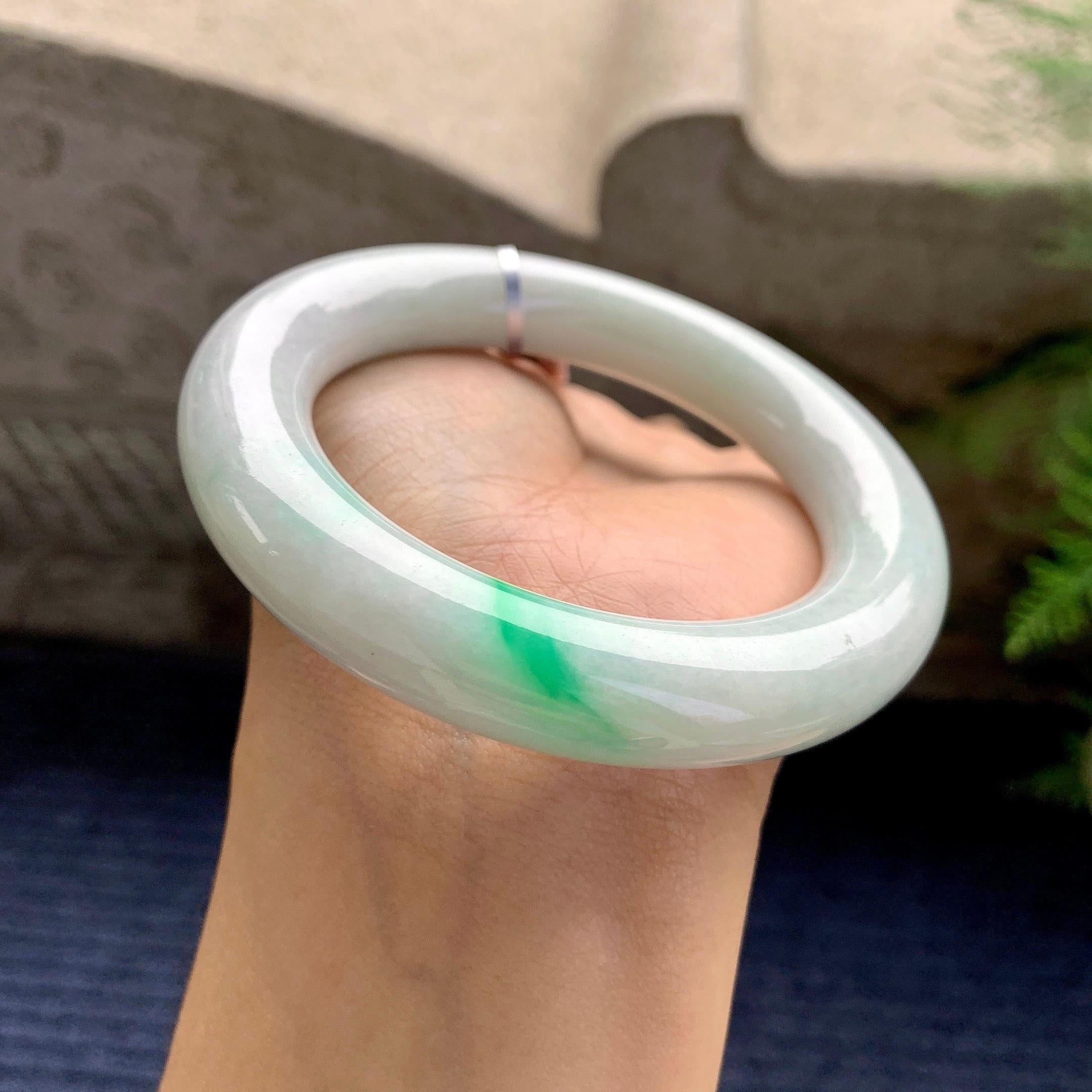 糯种飘绿圆条手镯（56.5mm）（yc280860）