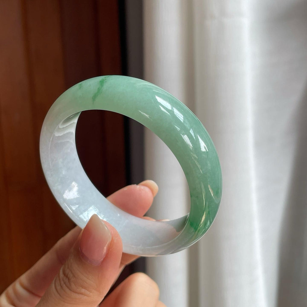 糯冰淡春底带色翡翠宽版镯（52.5mm）（yc400211）