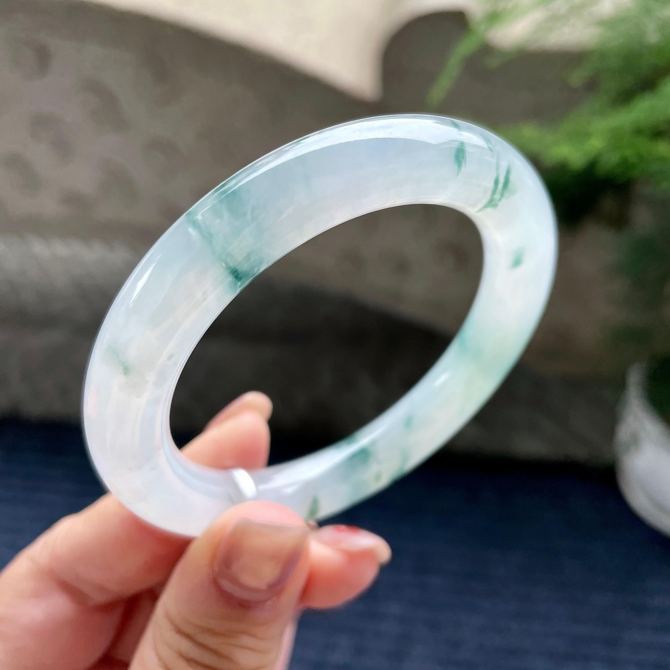 糯冰种飘蓝绿花圆条手镯55圈口   天然缅甸A货翡翠（yc350665）