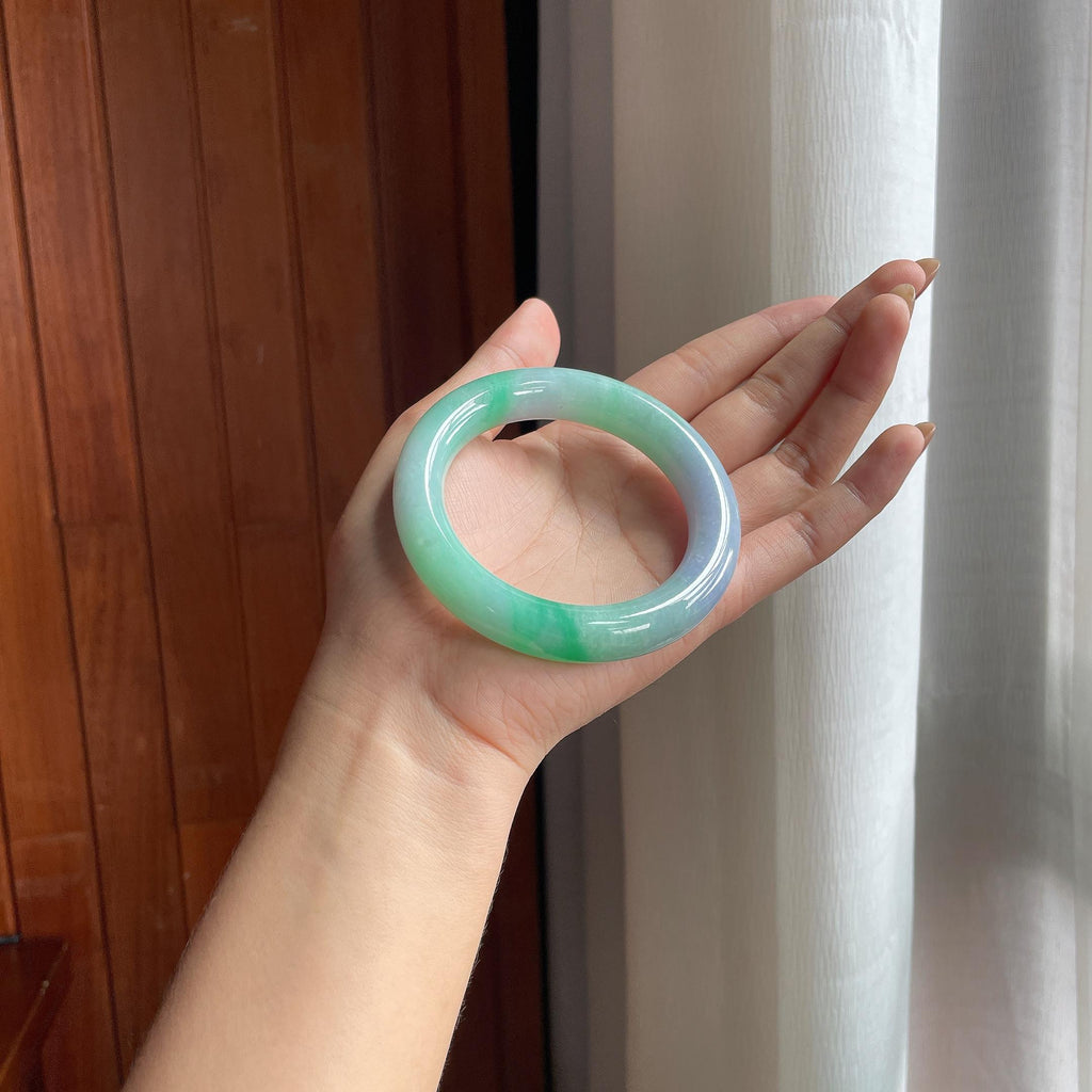 糯冰春底带色翡翠圆条手镯(57.2mm)（yc423141）