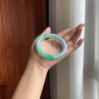 糯冰春底带色翡翠圆条手镯(57.2mm)（yc423141）