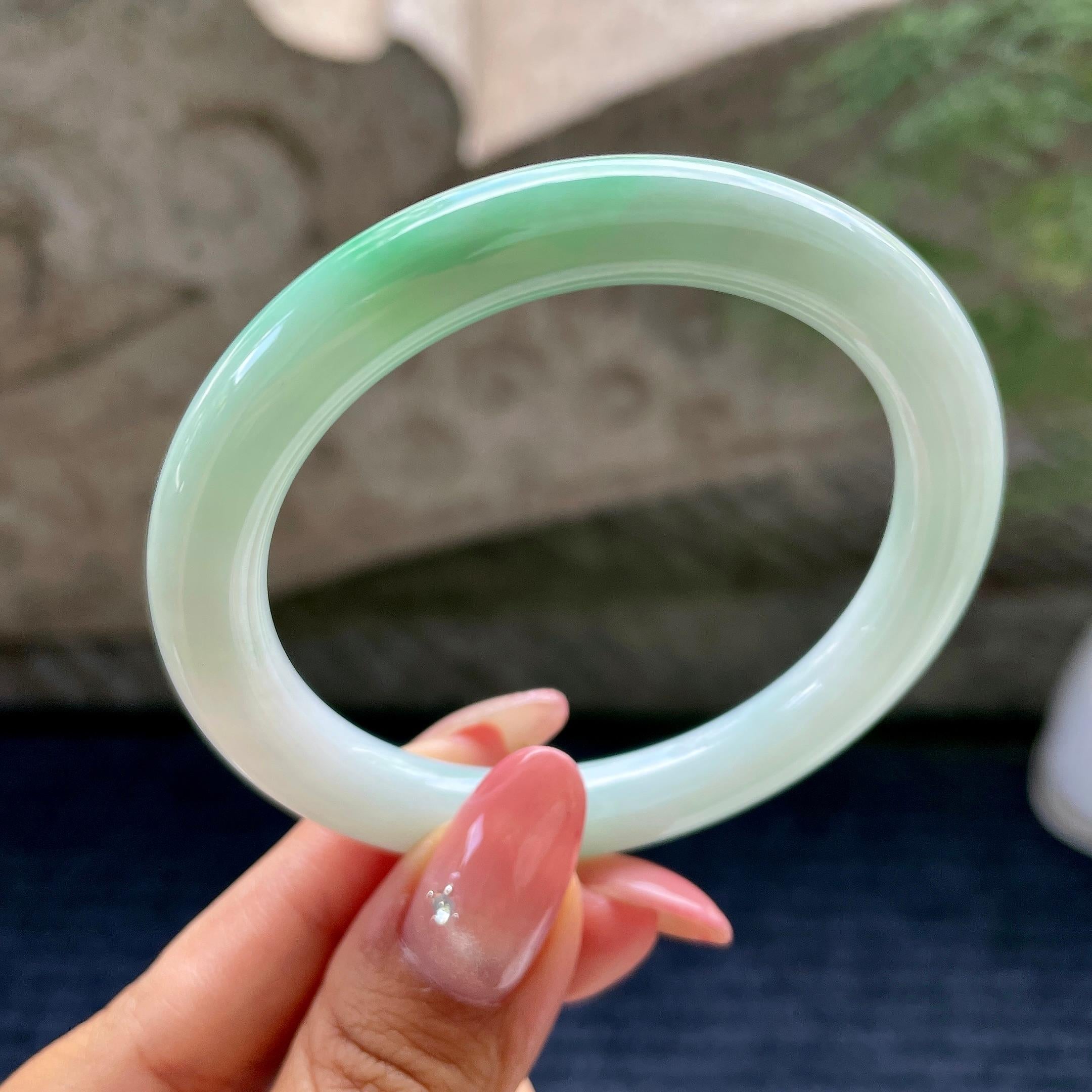 细糯种飘翠绿圆条手镯55.3圈          天然缅甸A货翡翠（yc433761）